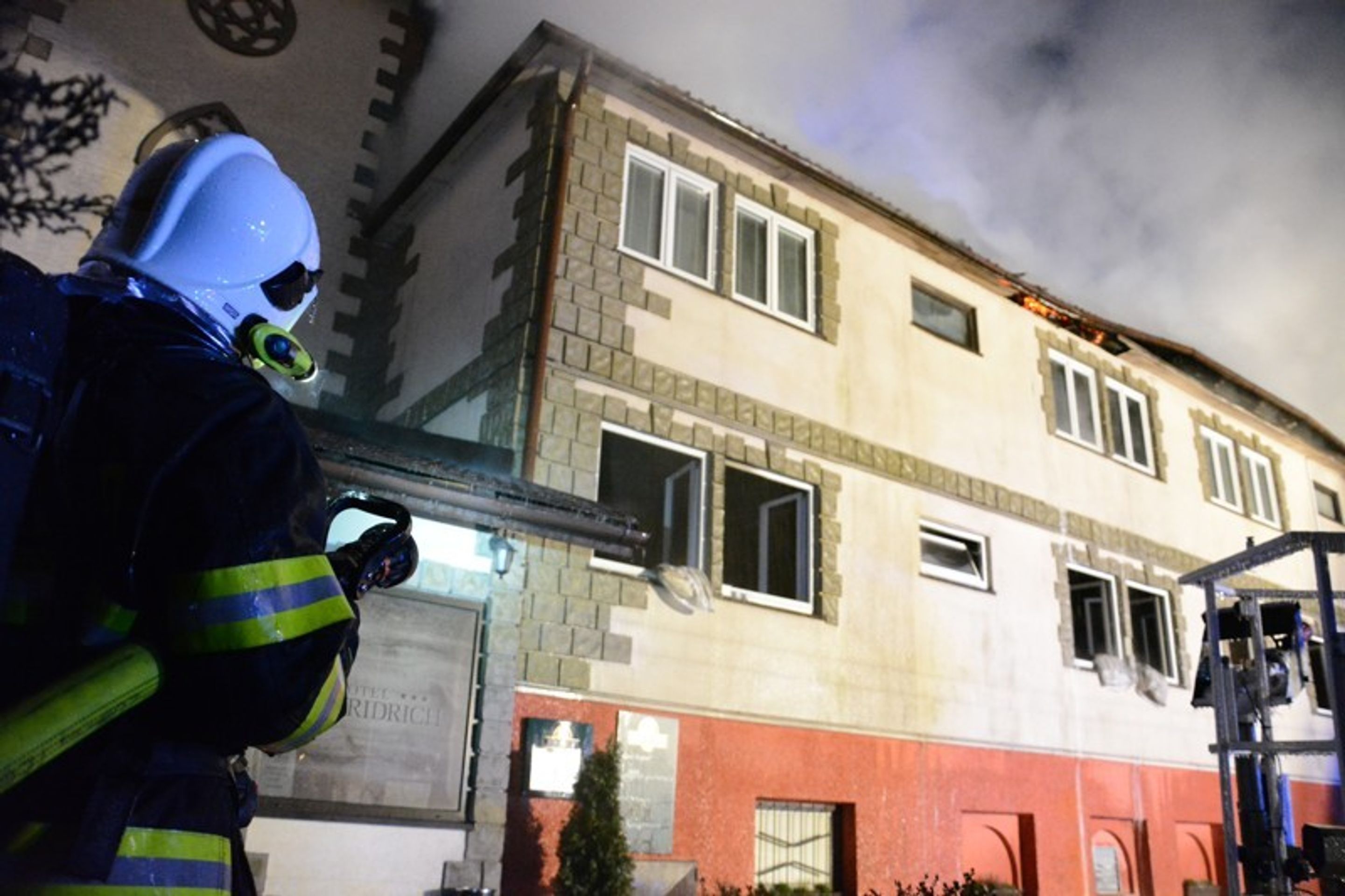 Požár hotelu Fridrich - 15 - GALERIE: Požár hotelu Fridrich v Těrlicku na Karvinsku (50/54)