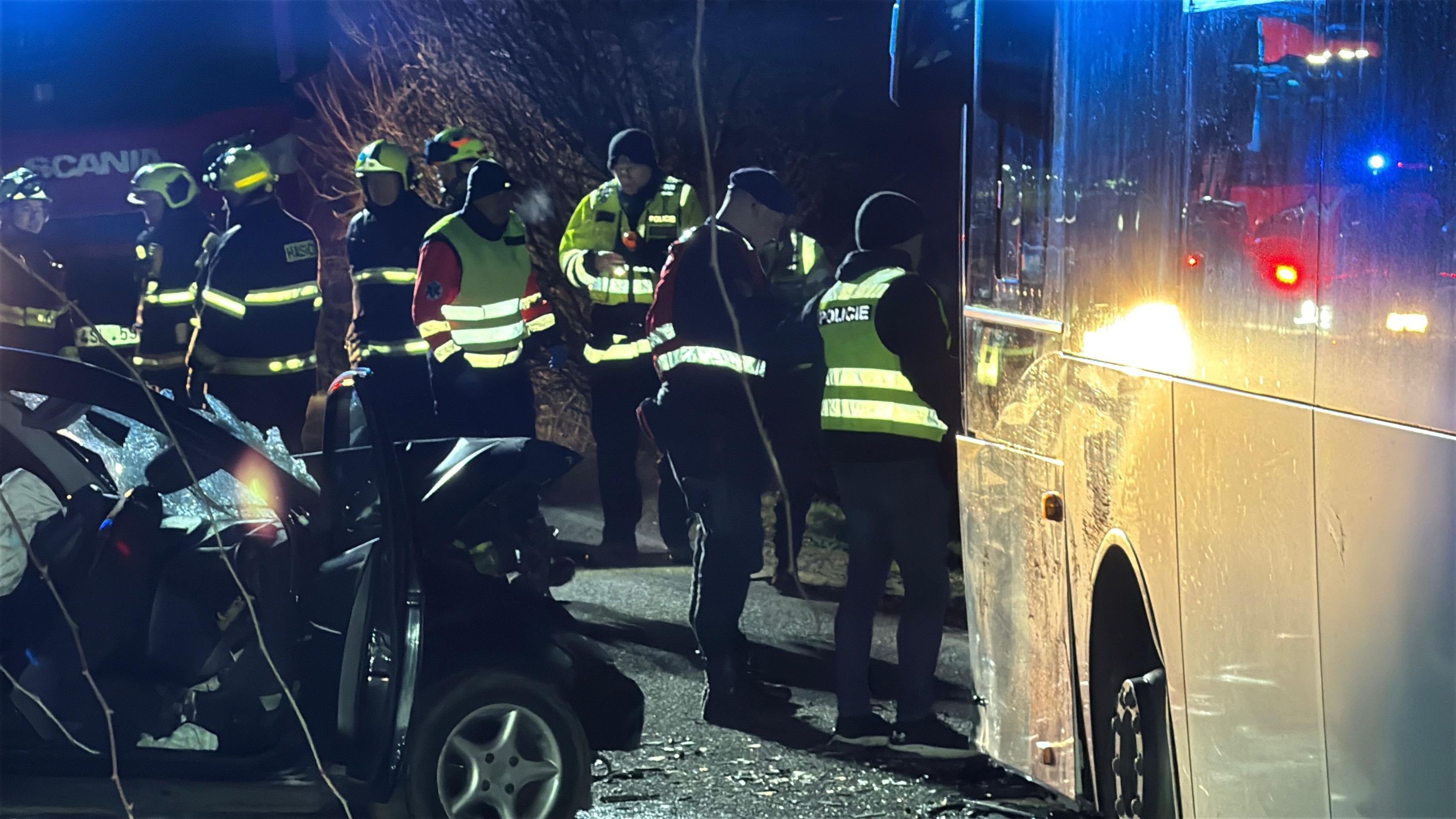 Nehoda autobusu a osobního auta u Českého Brodu - Nehoda autobusu a osobního auta u Českého Brodu (3/10)