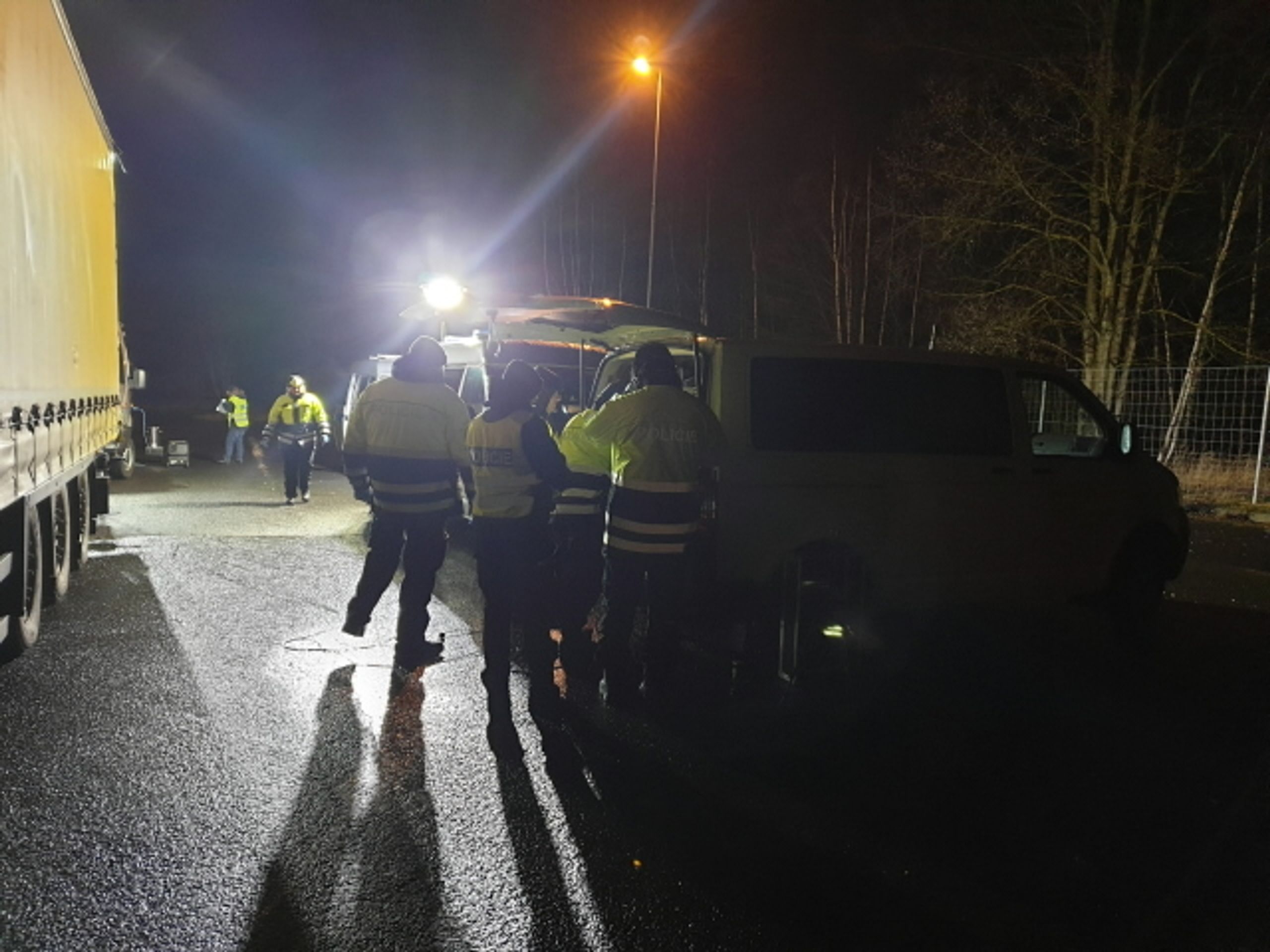 Celorepubliková policejní akce „KAMION“ - 3 - GALERIE: Policisté našli v kamionu 11 uprchlíků (3/10)