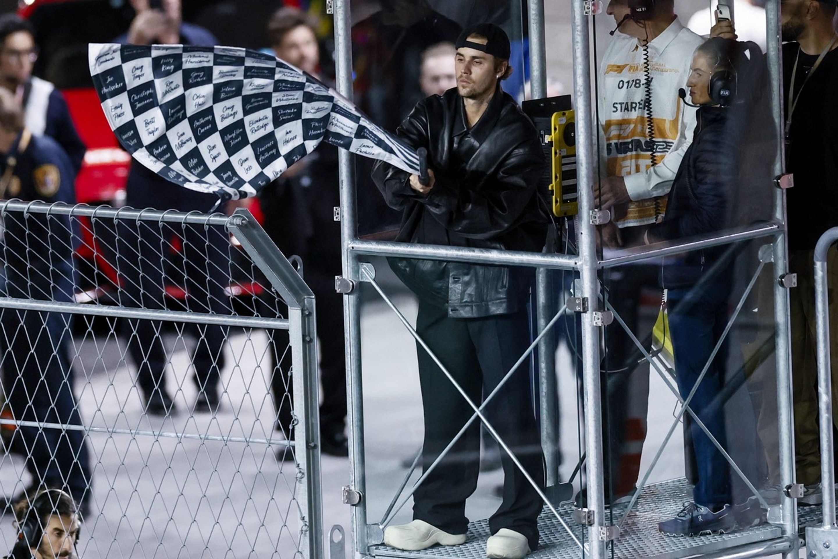 Zpěvák Justin Bieber si dokonce zamával šachovnicovou vlajkou - Hvězdy na závodě F1 v Las Vegas (1/12)