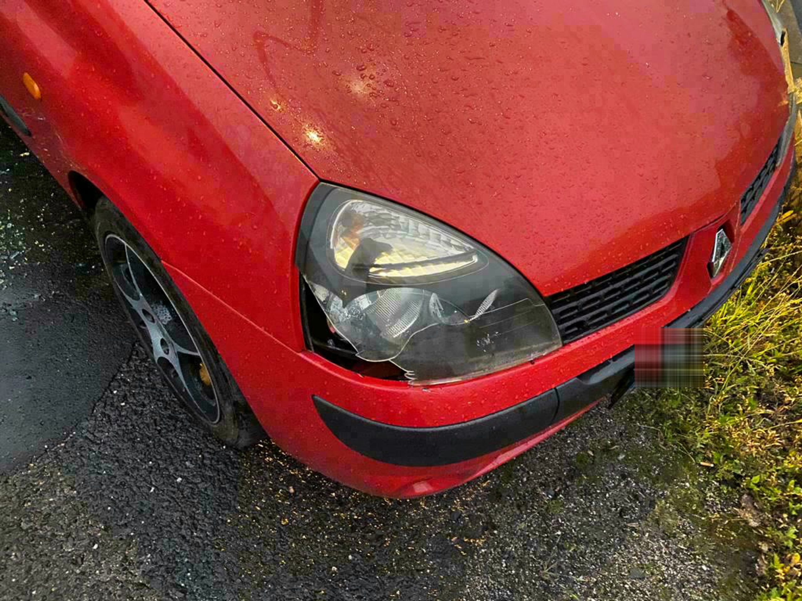 Muž na Sokolovsku poničil sekerou zaparkované vozidlo - 3 - GALERIE: Muž na Sokolovsku poničil sekerou zaparkované vozidlo (3/6)