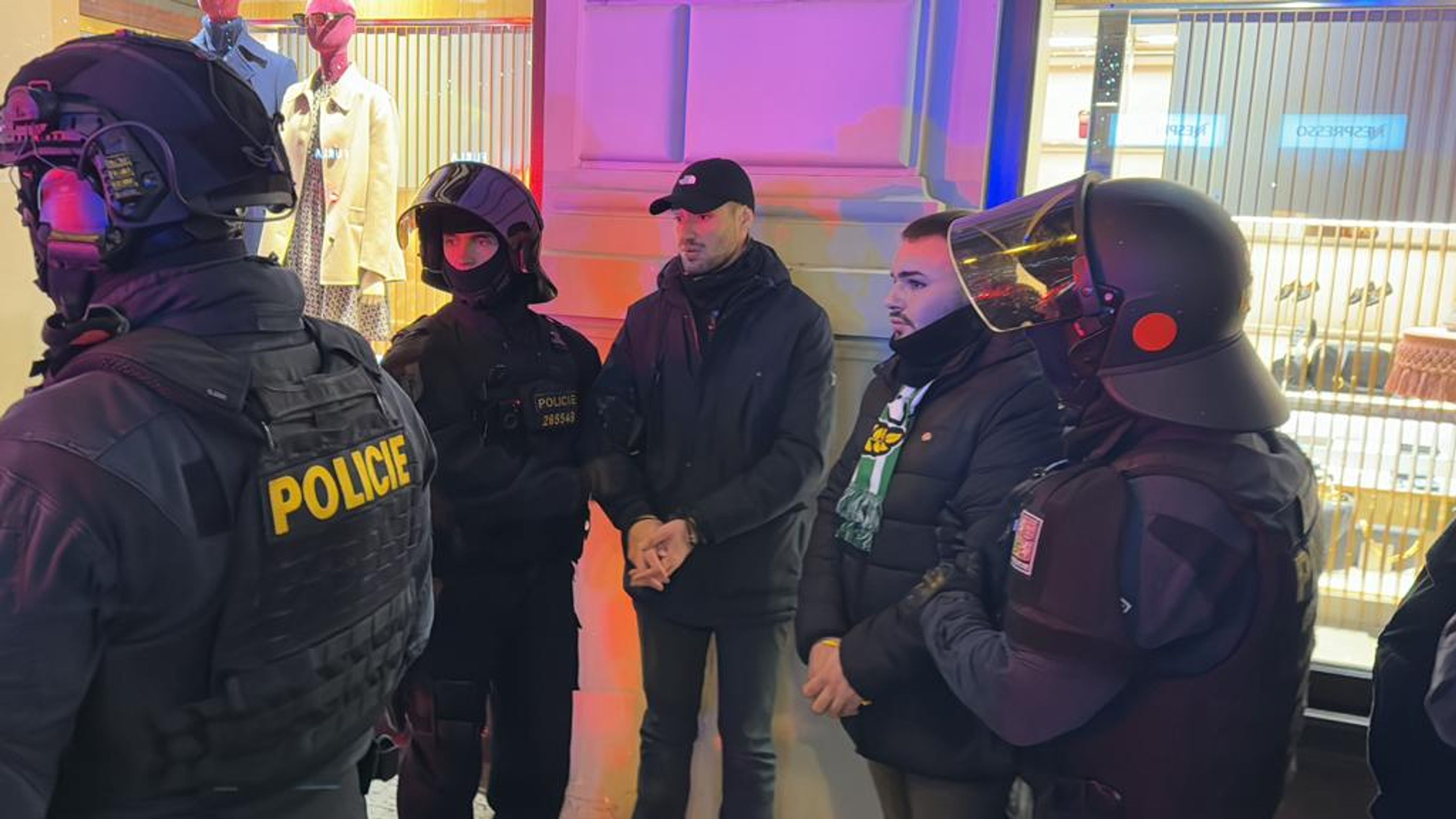 Zadržení agresivních fanoušků (12) - Zadržení agresivních fanoušků (10/19)