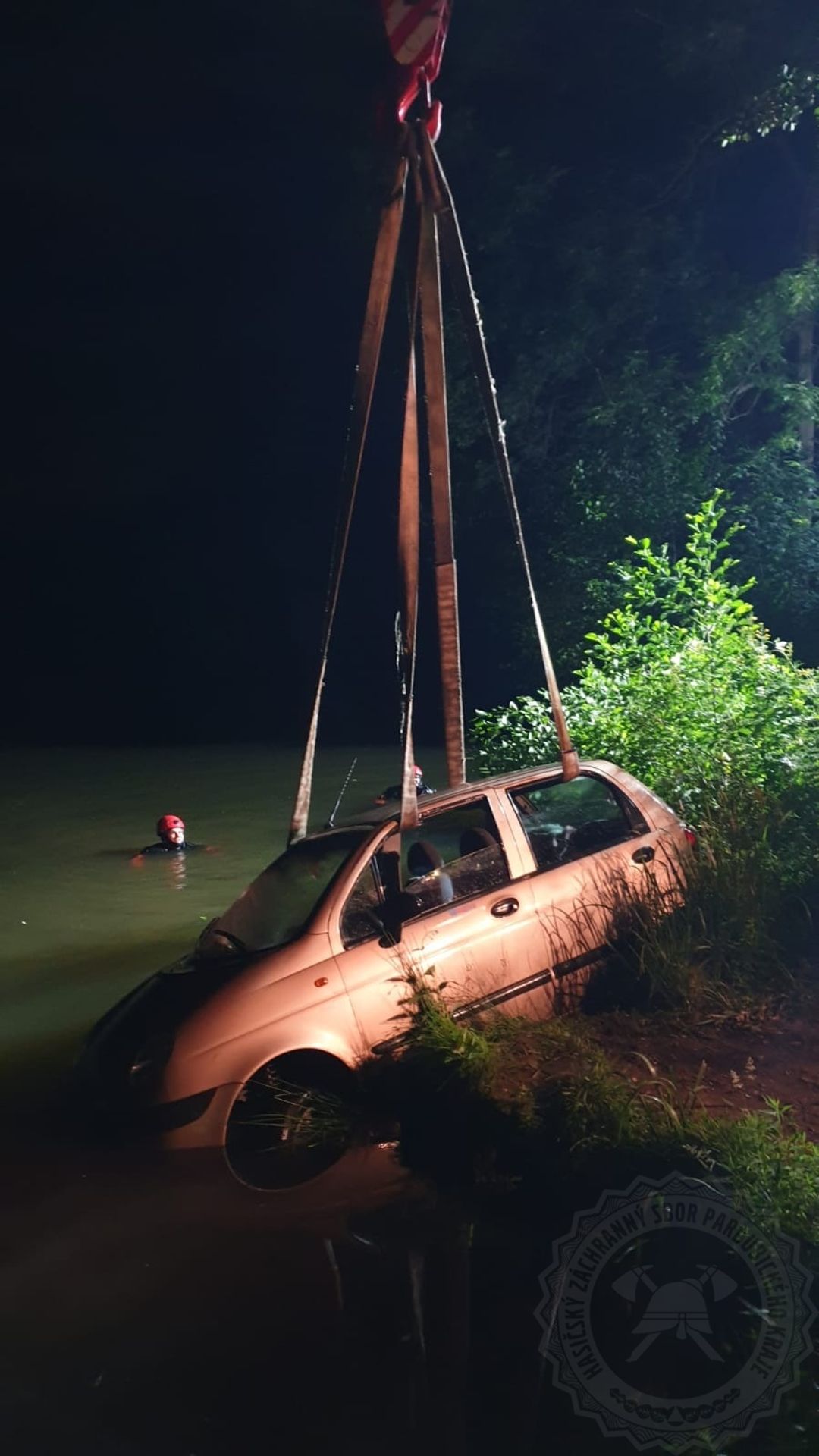 Auto skončilo ve vodě - 1 - GALERIE: Hasiči lovili auto z vody (10/10)