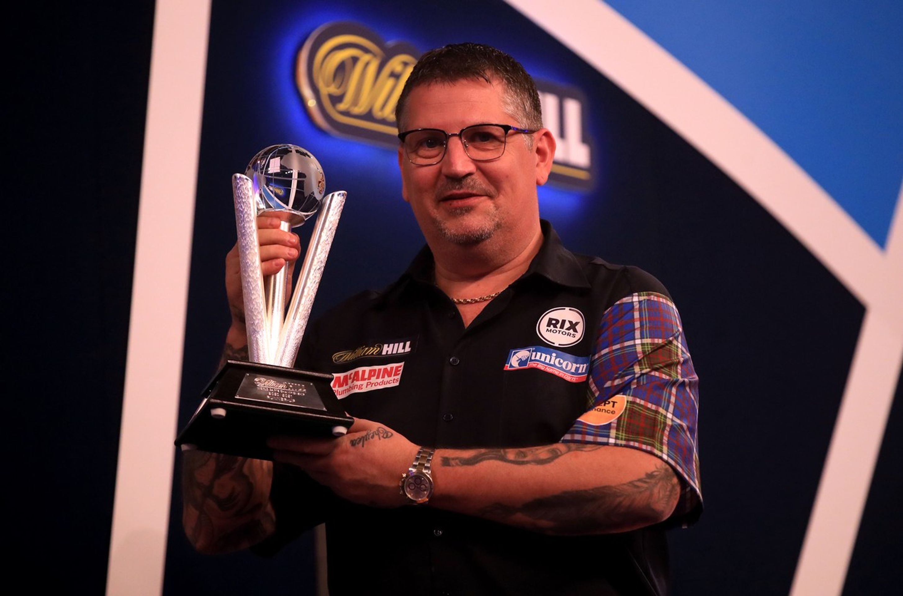 Gary Anderson získal malý pohár za druhé místo na MS 2021 - GALERIE: Gerwyn Price je novým šipkařským mistrem světa! (8/8)