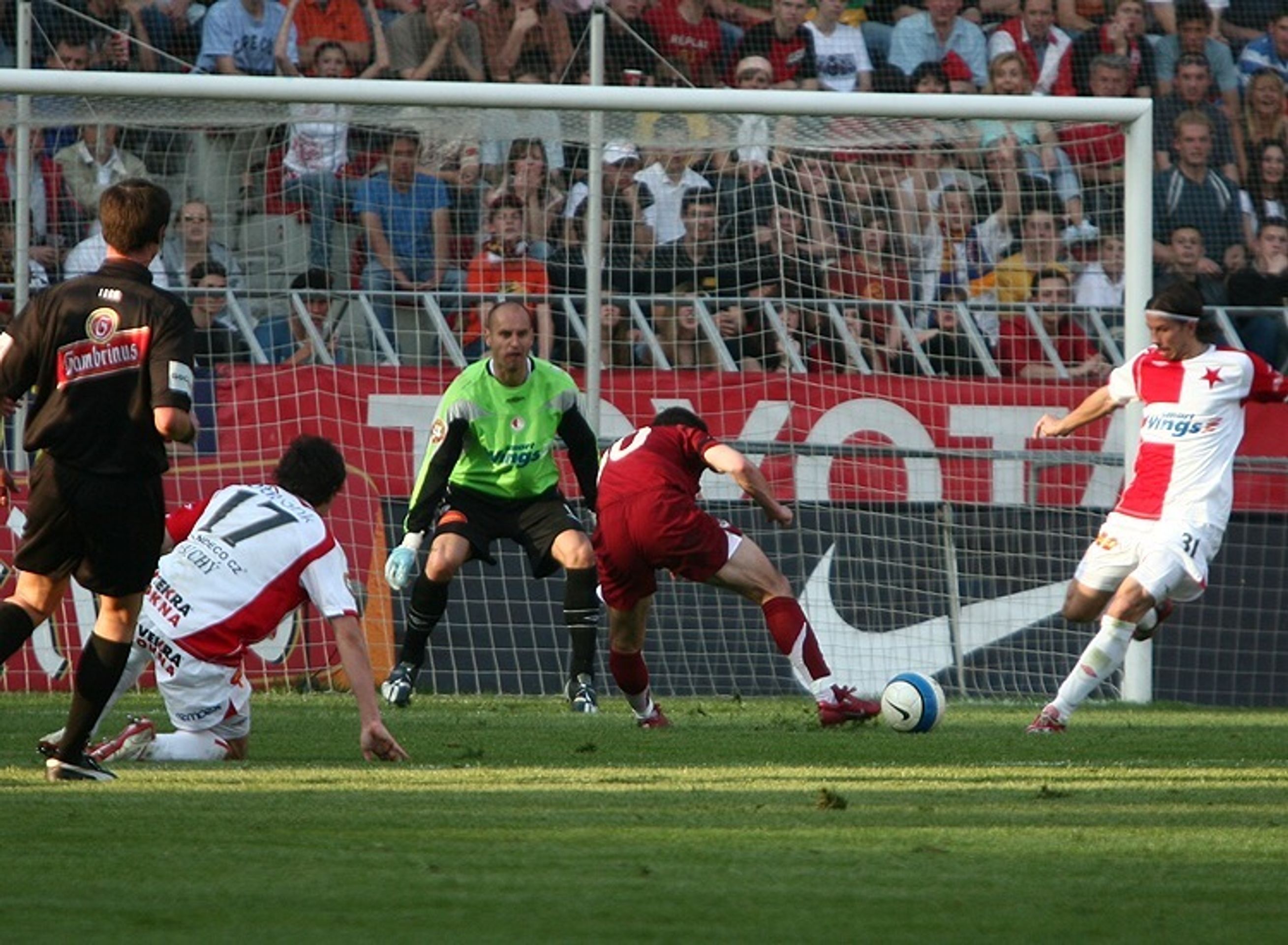 Brankář Slavie Michal Vorel patřil k nejlepším hráčům svého týmu.  - Horváth vystřelil Spartě výhru v derby (7/21)