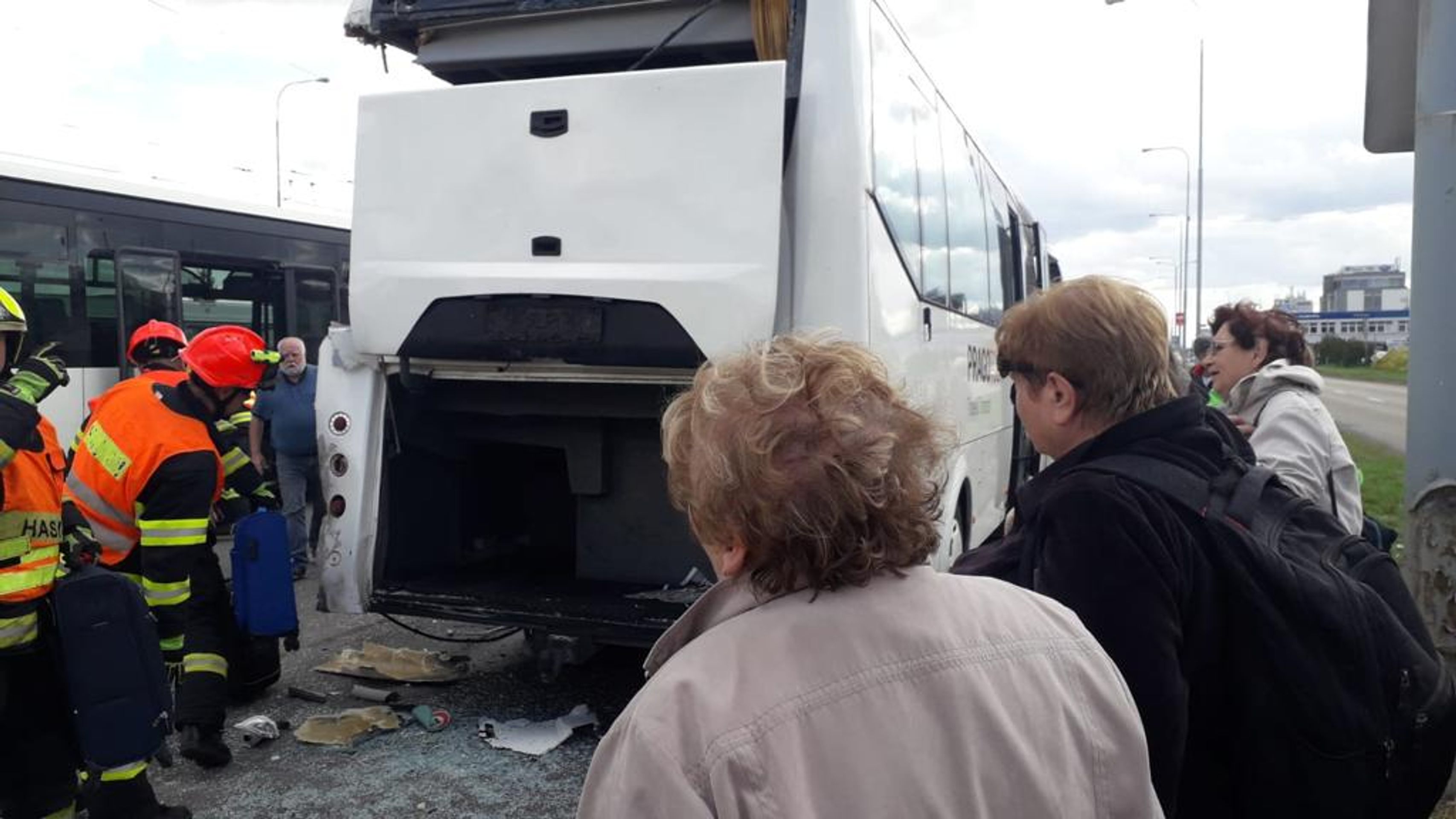 Nehoda autobusu a nákladního auta v Brně - 7 - GALERIE: Nehoda autobusu a nákladního auta v Brně (7/7)