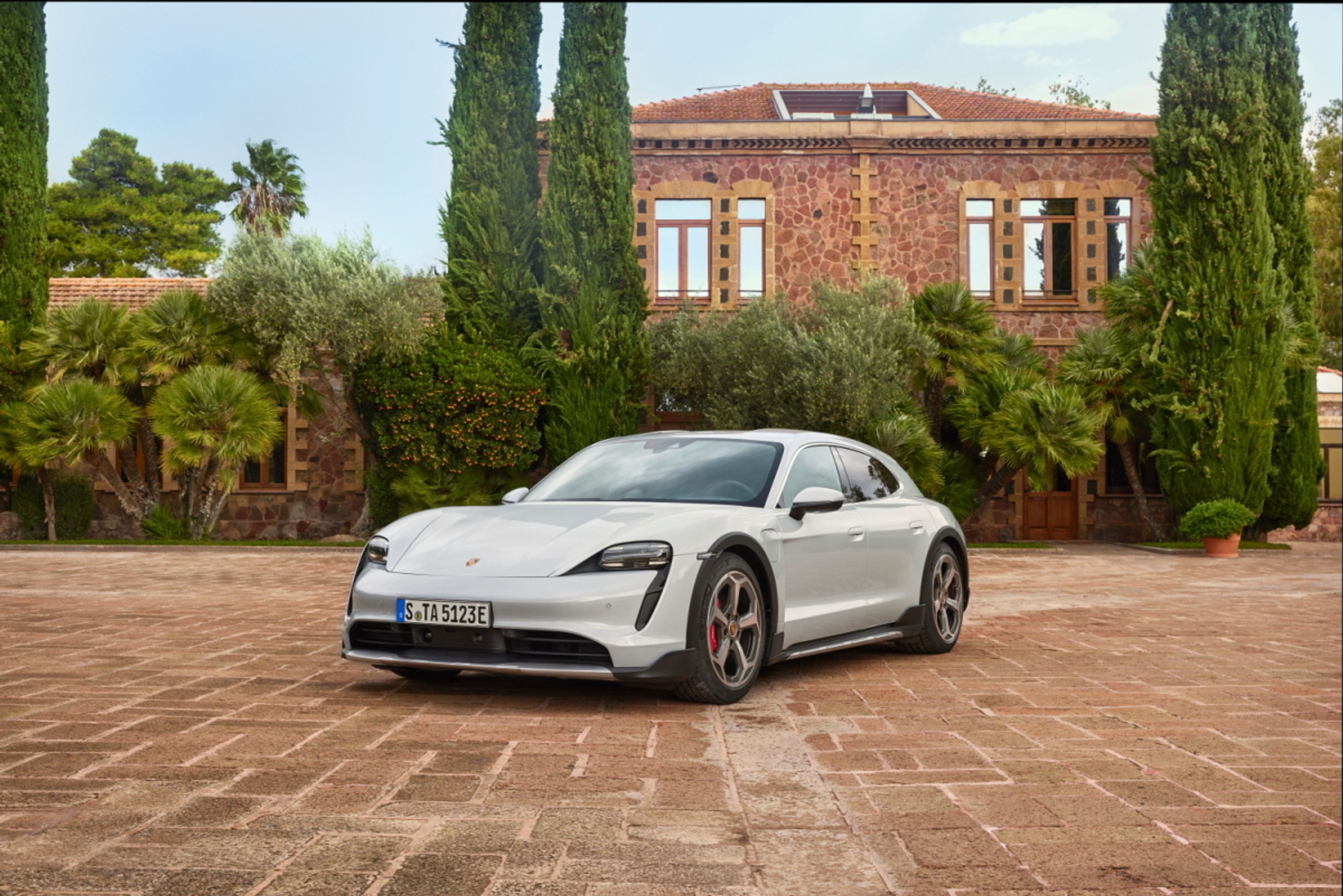 Porsche Taycan Cross Turismo - 18 - Fotogalerie: První elektrický kombík - Porsche Taycan Cross Turismo (12/19)