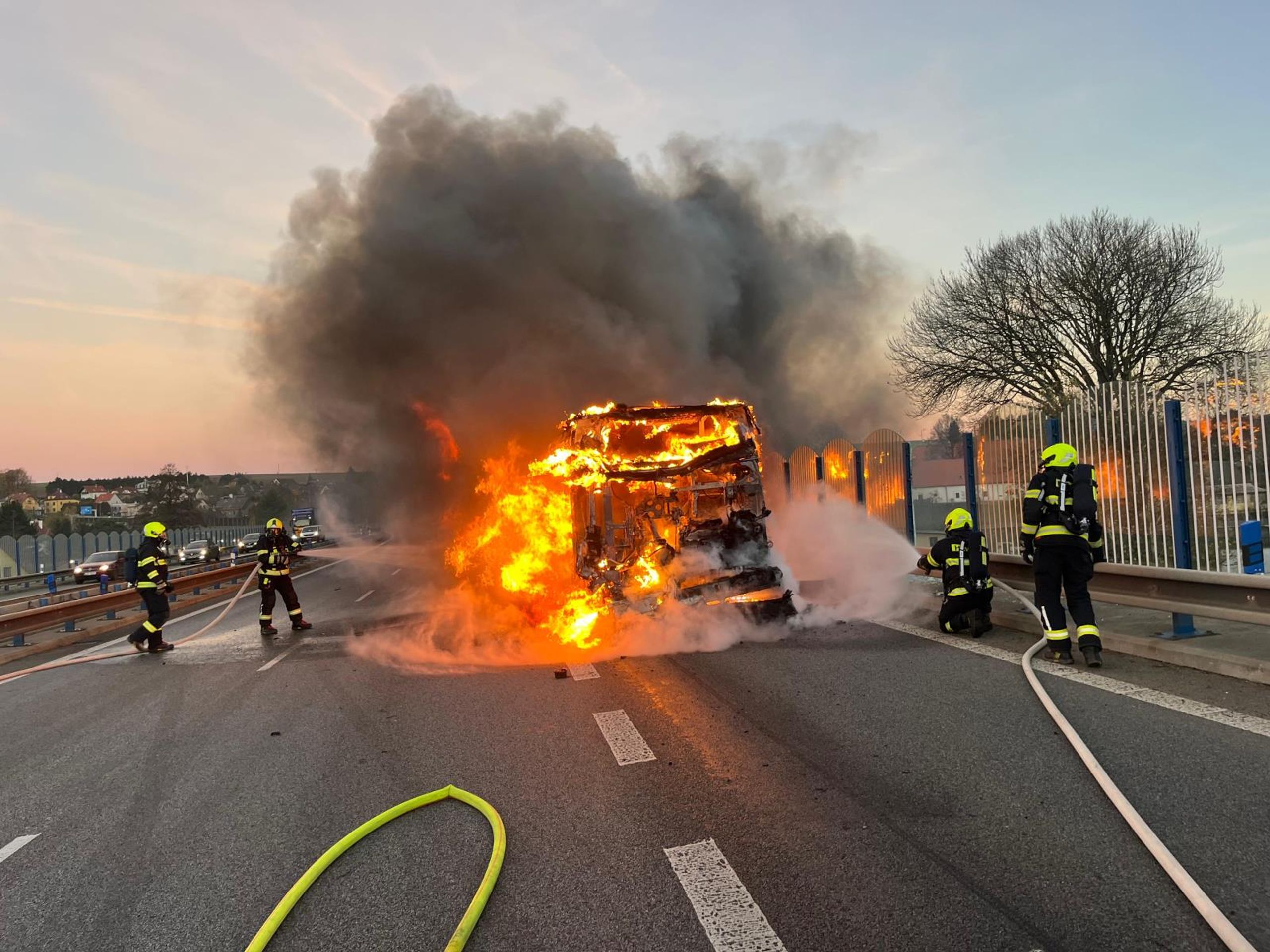 Hořící autobus na silnici I/35 u Chrastavy - Hořící autobus u Chrastavy (3/10)