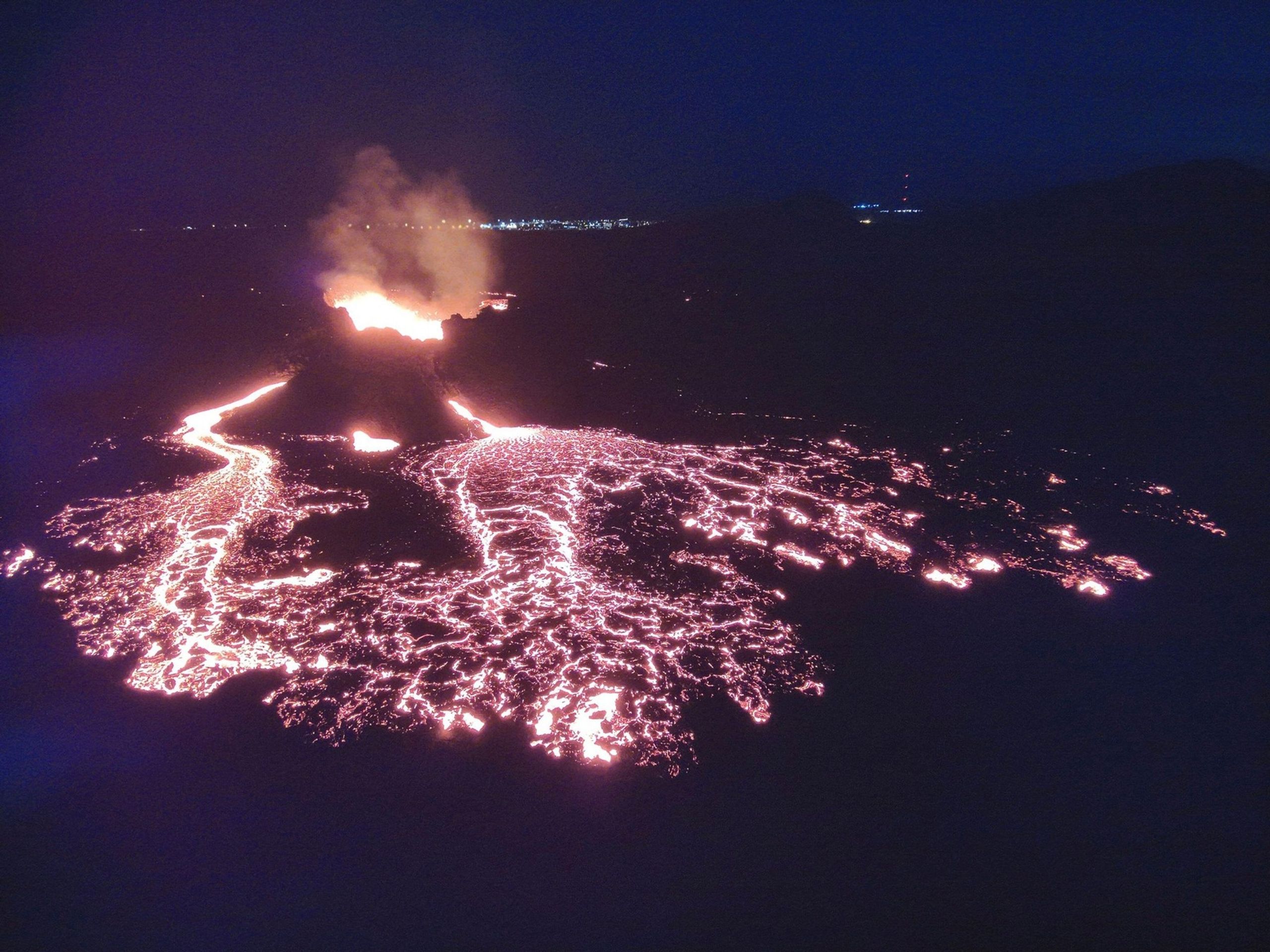 Z islandského sopečného kráteru Sundhnúkur se valí láva, 8. 4. 2024 (1) - Sopečné erupce na Islandu (4/17)