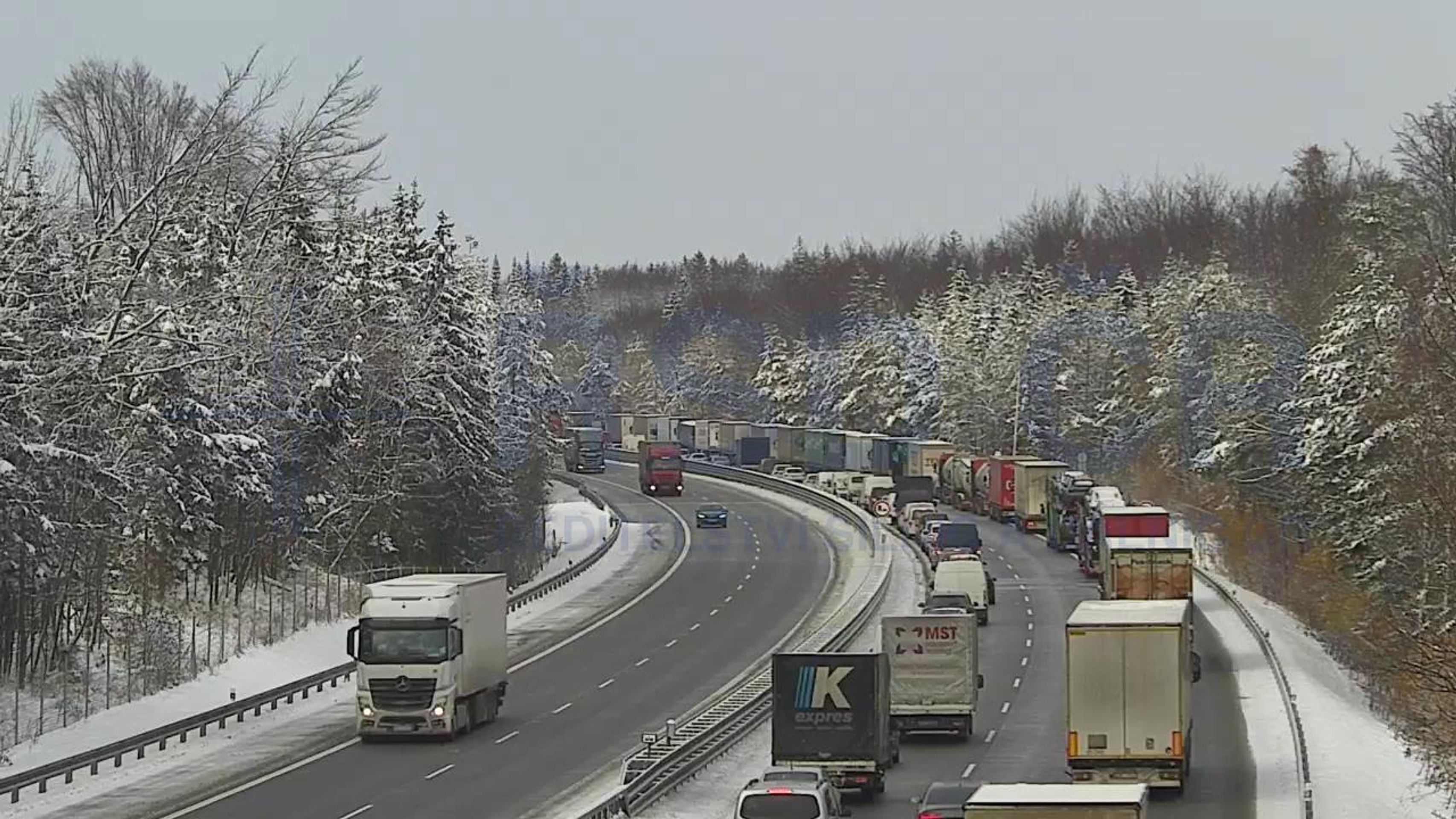 Kolona na D1 - 93,6 km - Nehoda kamionů na D1 (1/17)