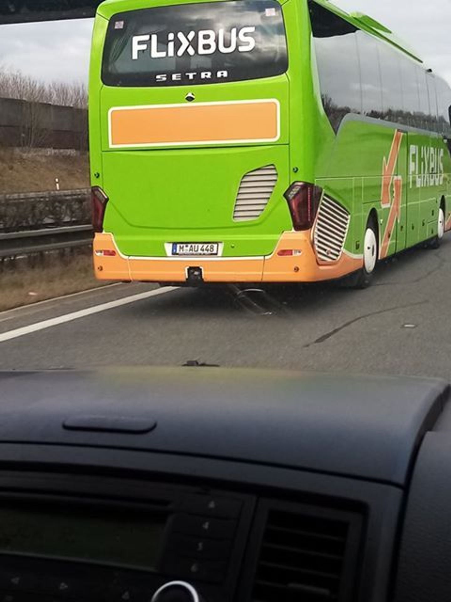 Řidič Flixbusu telefonoval za jízdy - 2 - GALERIE: Řidič Flixbusu telefonoval za jízdy (4/4)