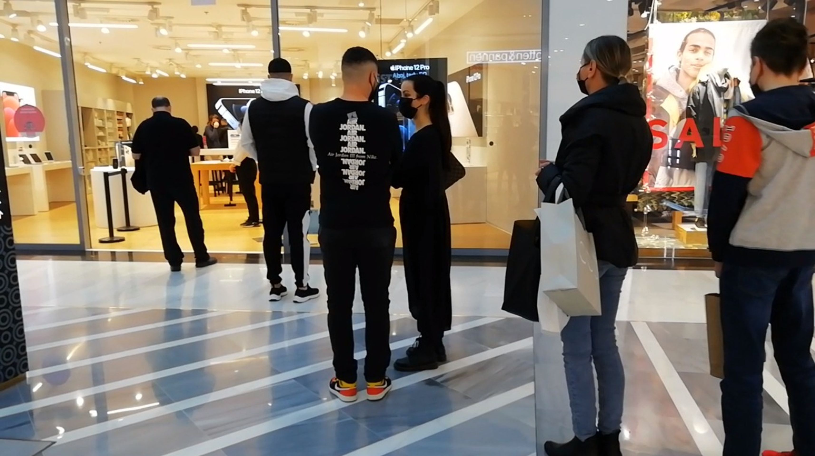 Fronty v nákupních centrech - 18 - GALERIE: Lidé vyrazili na předvánoční nákupy. Tvořily se dlouhé fronty (4/23)