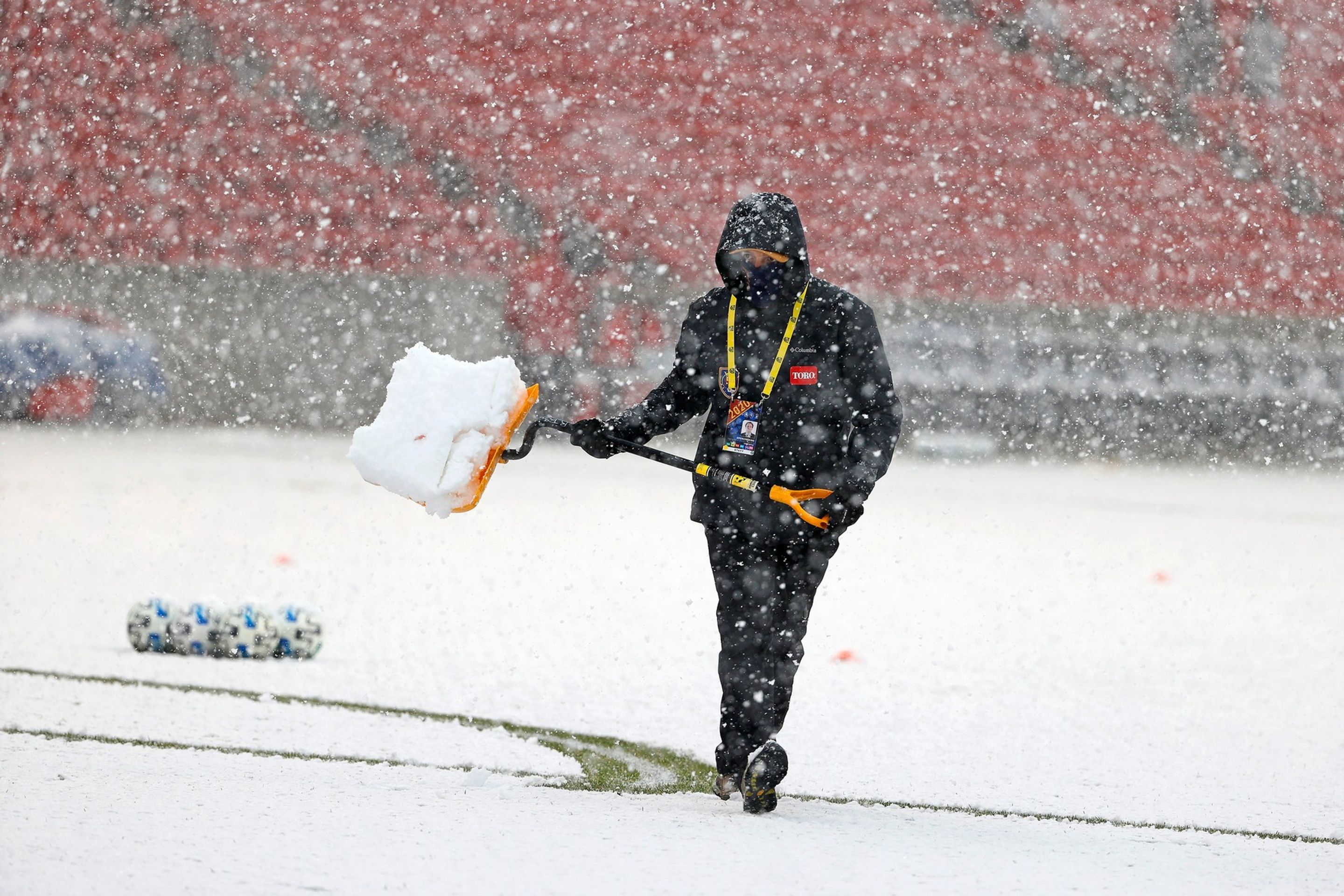 Pracovníci stadionu museli lopatami vyházet všechny lajny - GALERIE: Velká sněhová bitva! Hřiště v Salt Lake City zasypala vánice (3/13)