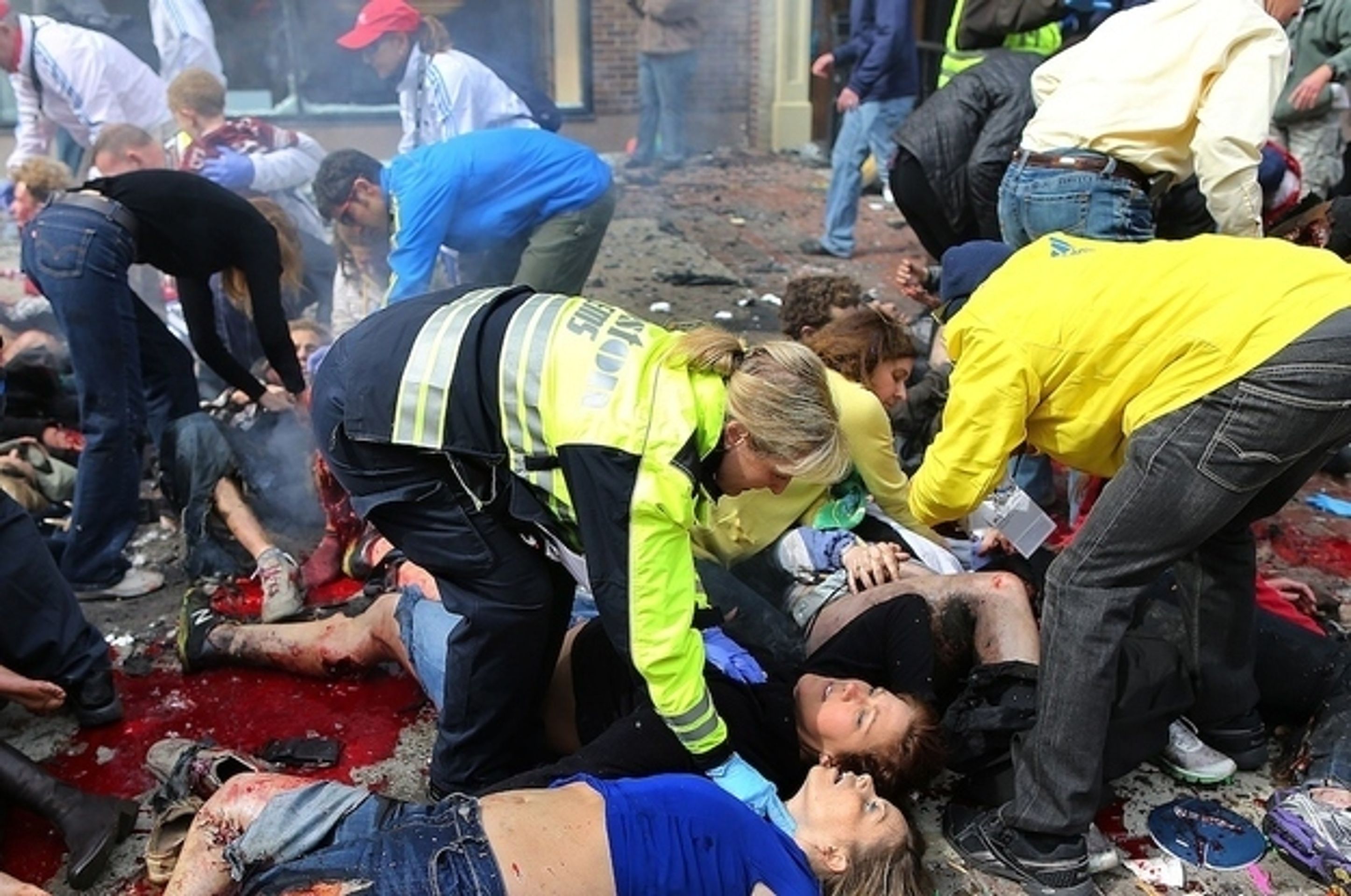 Výbuchy na maratonu v Bostonu krvavě zraňovaly - 15 - GALERIE: Výbuchy na maratonu v Bostonu (2/20)
