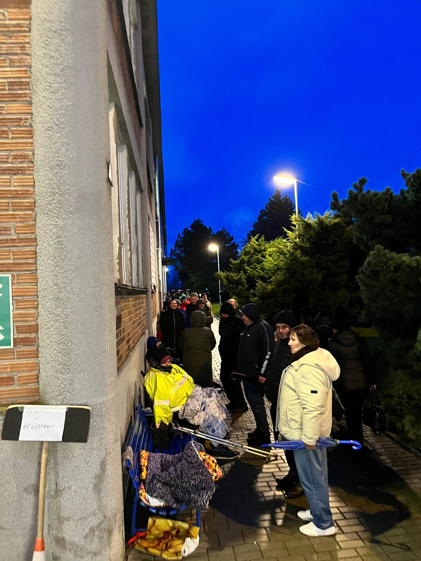 Fronta na registraci u zubařky v Bechyni (4) - Fronta na registraci u zubařky v Bechyni (1/4)