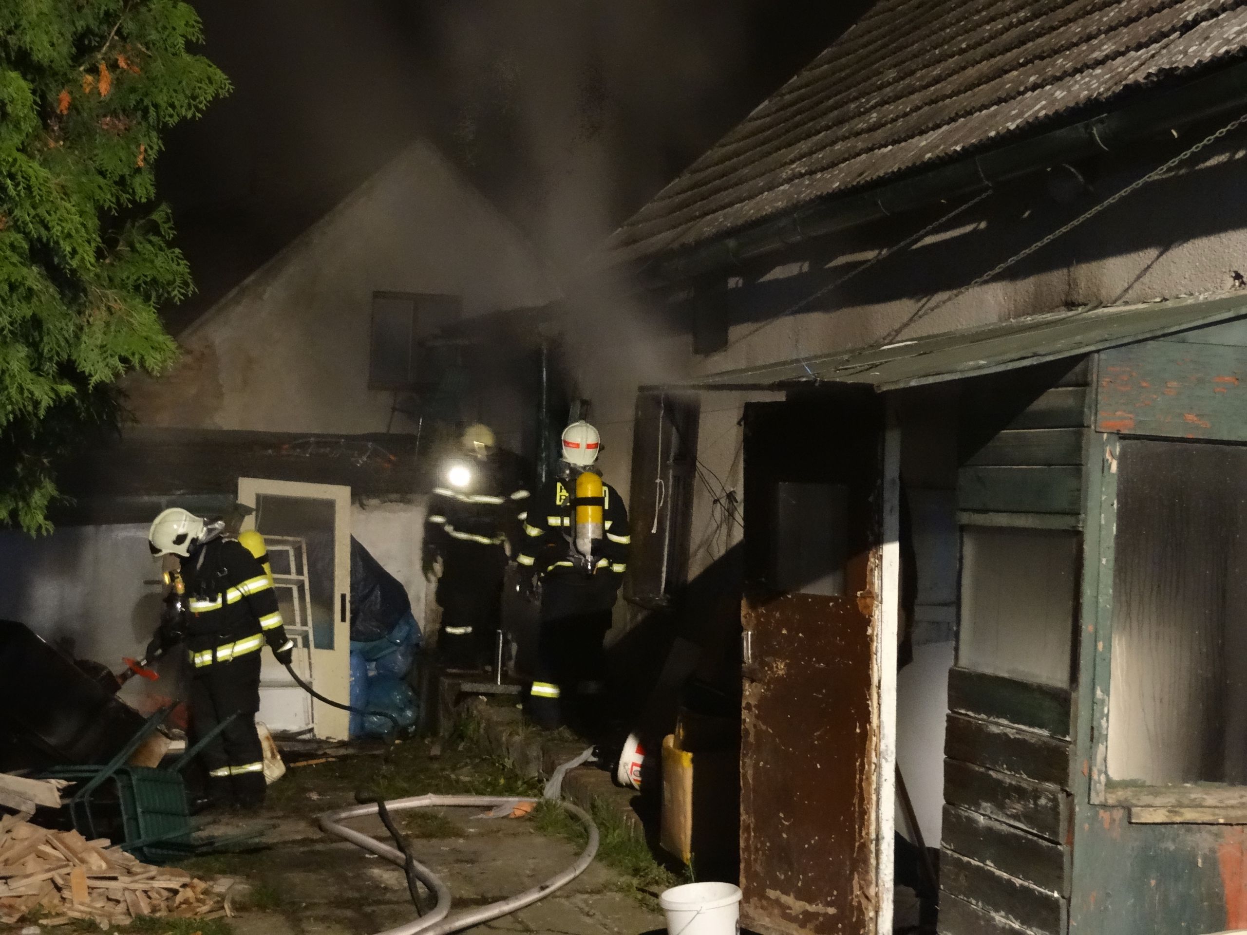 V pražských Horních Počernicích vyhořel domek obývaný Ukrajinci, oba jsou zranění - 5 - V pražských Horních Počernicích vyhořel domek obývaný Ukrajinci, oba jsou zranění (2/5)