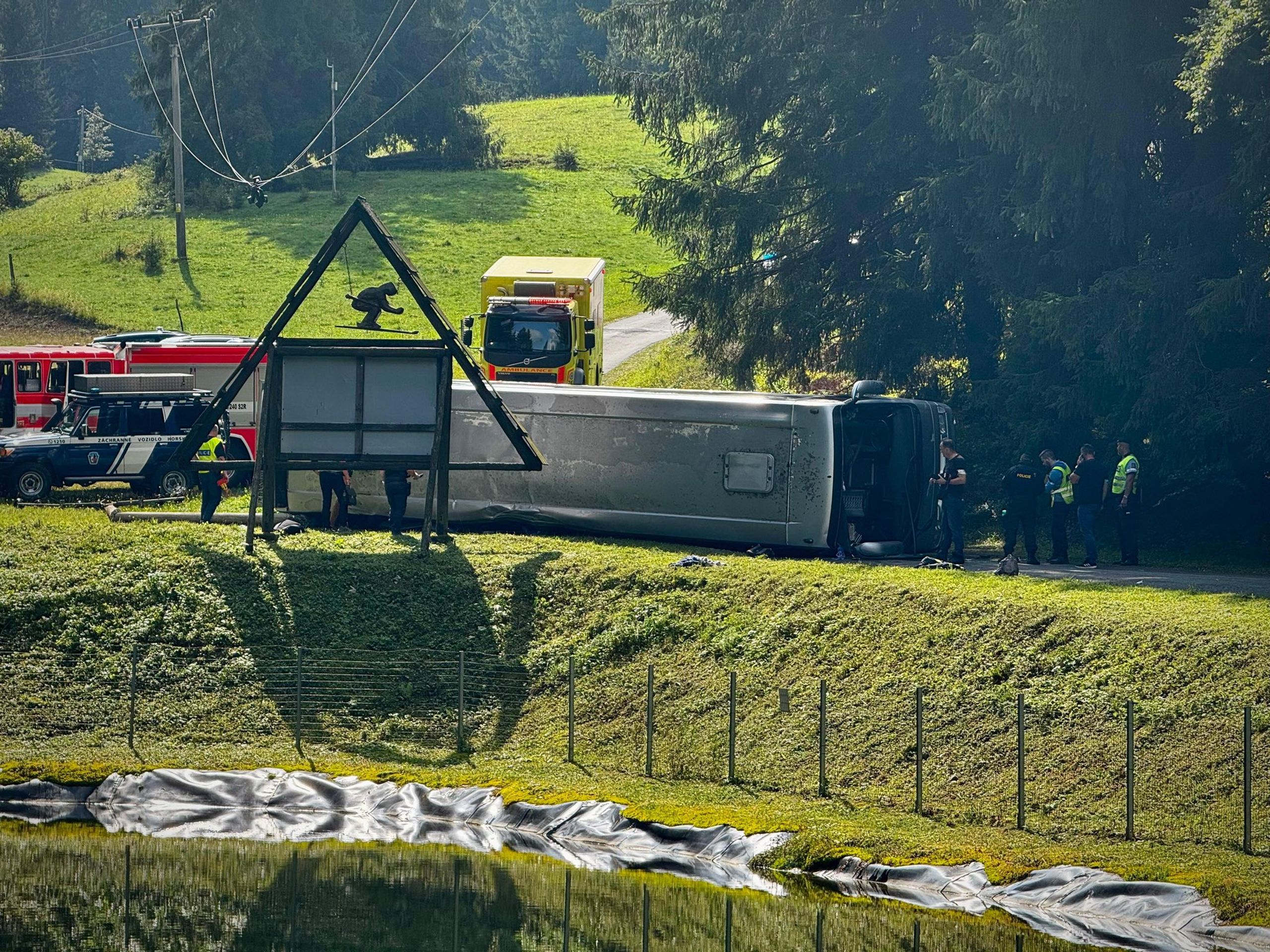 Havárie autobusu na Frýdecko-Místecku - Havárie autobusu na Frýdecko-Místecku (1/8)