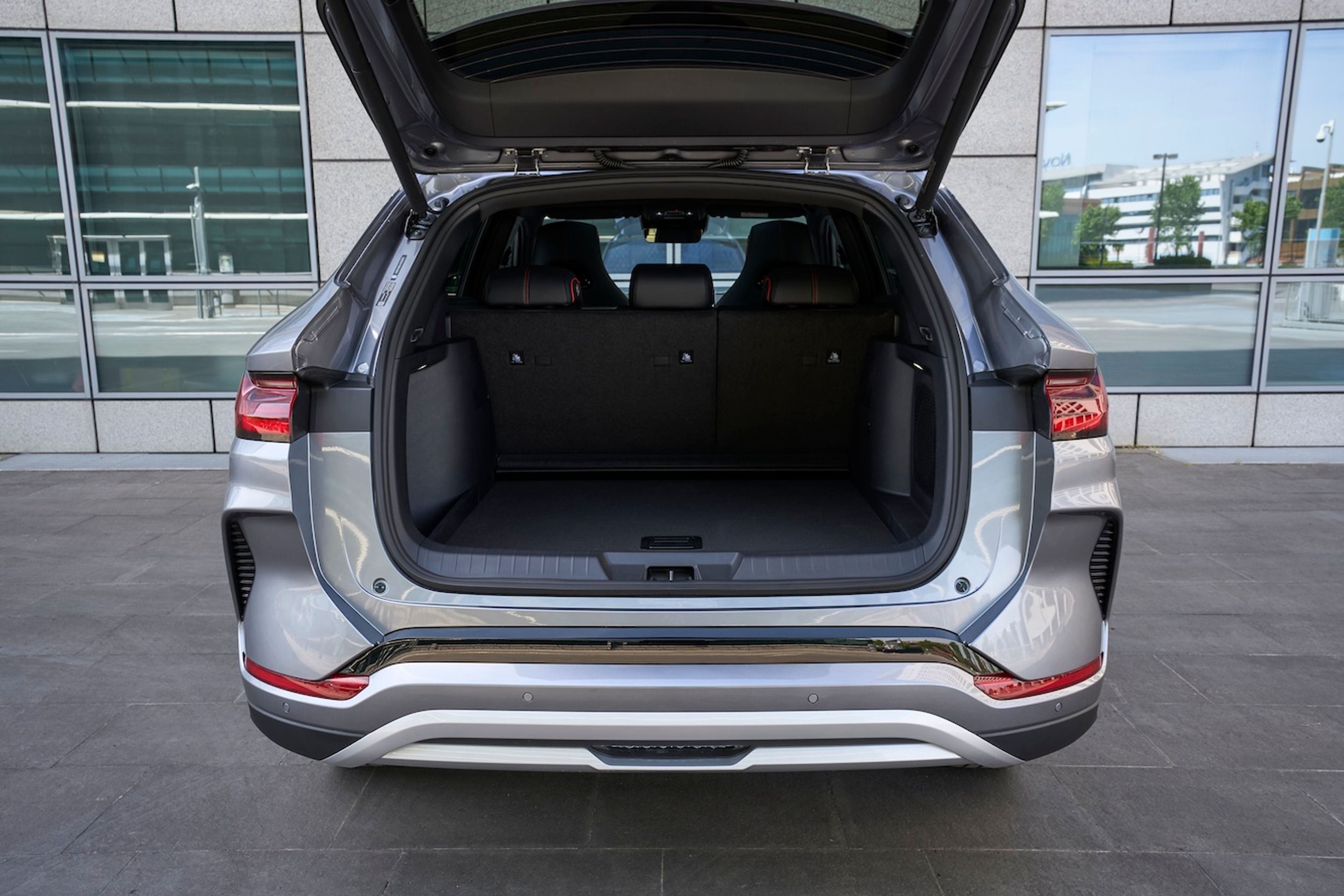 BYD Seal U DM-i - Plug-in hybridní SUV BYD Seal U (7/18)