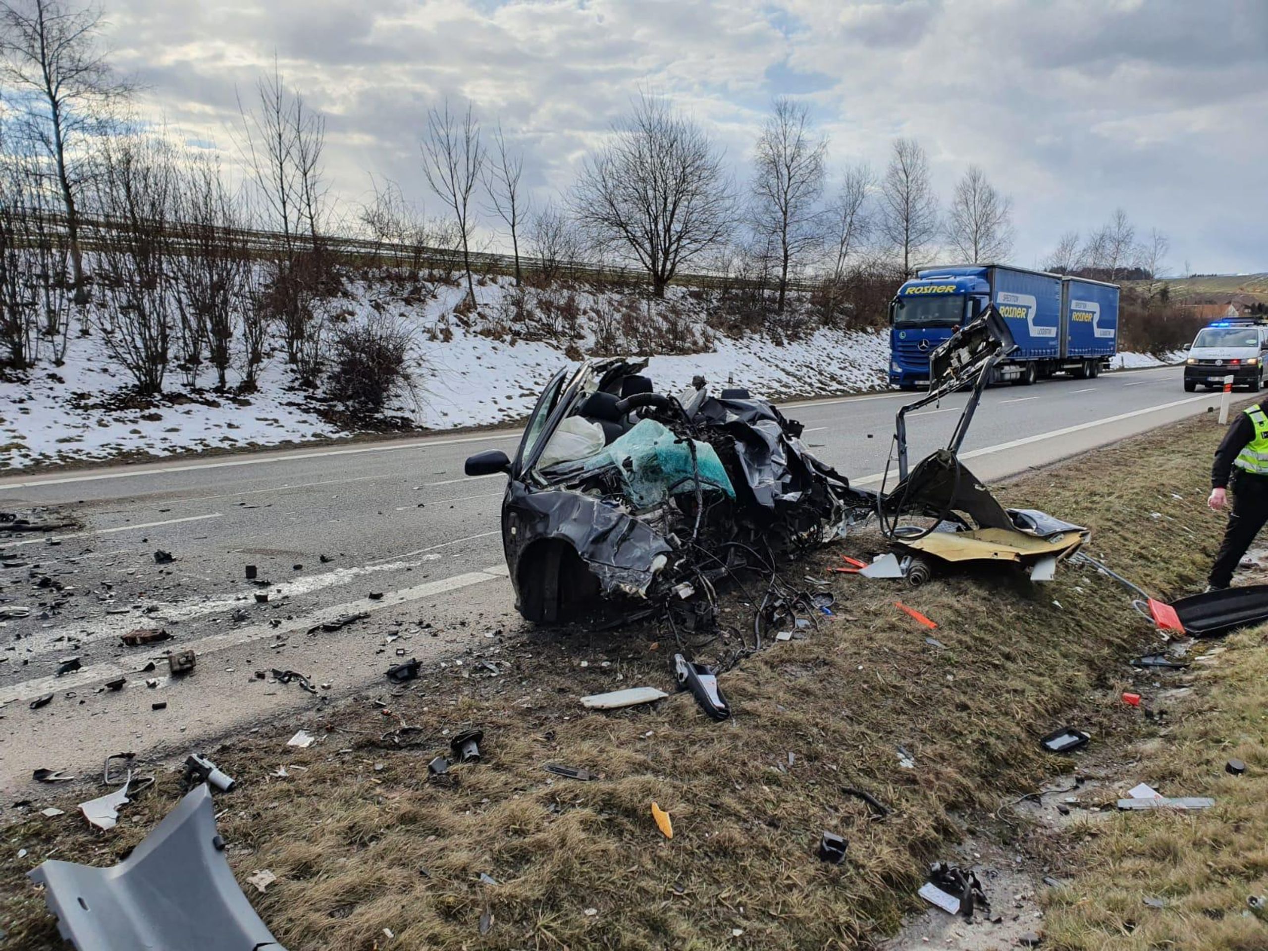 Smrtelná nehoda u Jihlavy, jeden člověk zemřel - 1 - GALERIE: Po nehodě u Jihlavy jeden mrtvý (3/4)