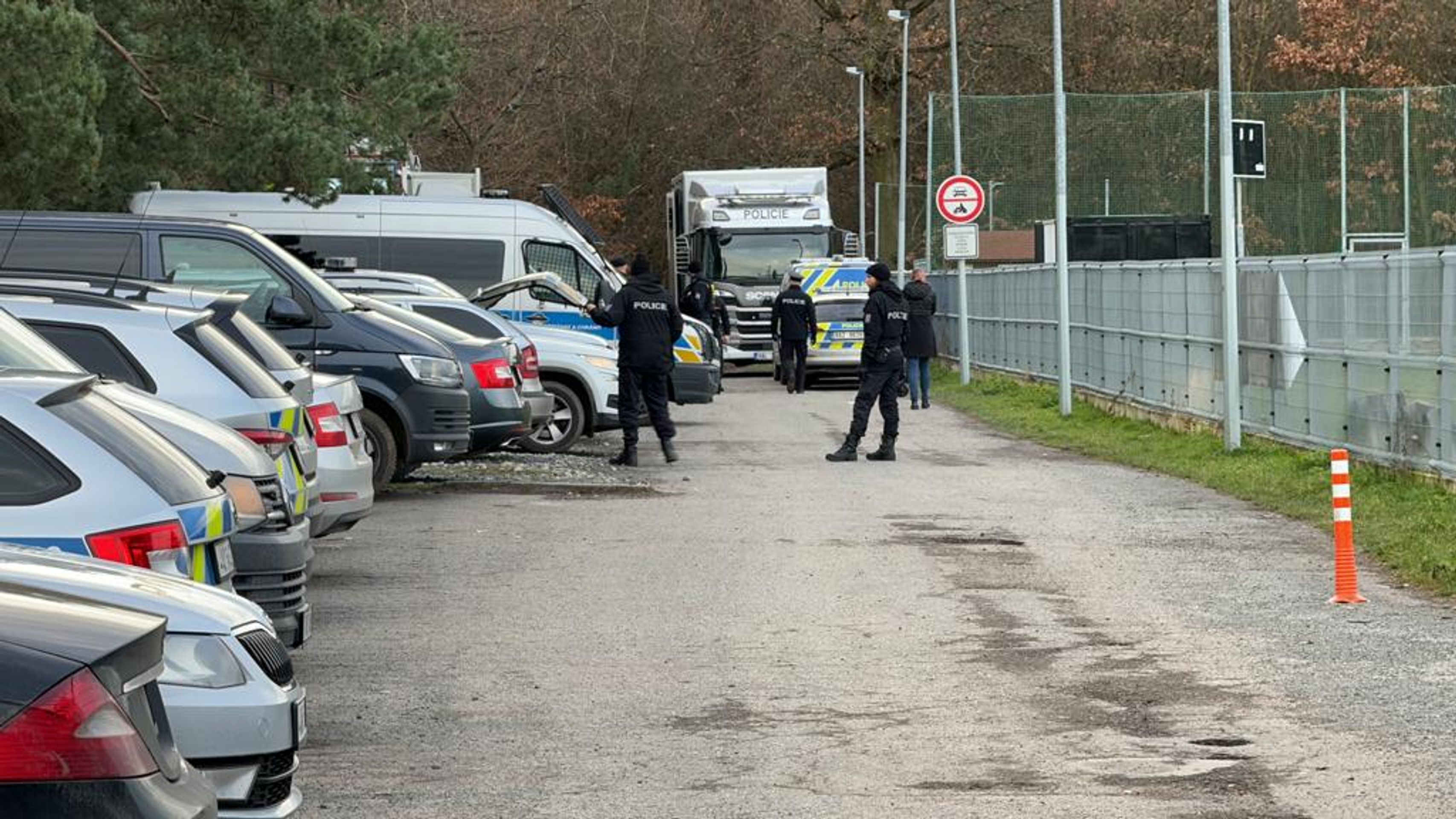 Hromadná policejní akce v Klánovicích (3) - Pátrací akce v Klánovickém lese (13/33)