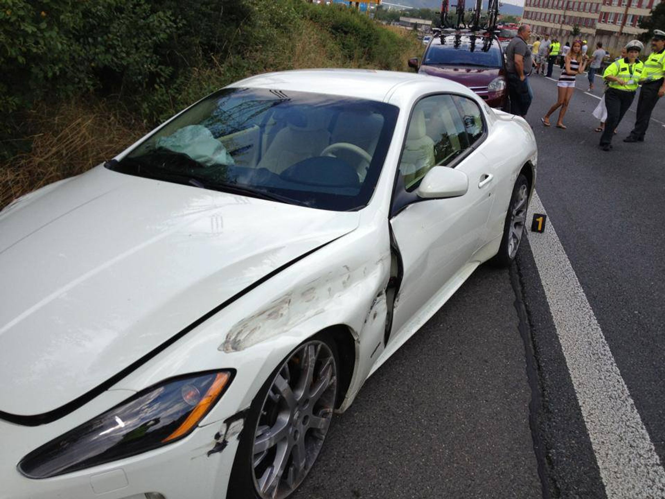 Nehoda na Strakonické ulici - GALERIE: Nehoda na Strakonické. Takhle dopadla honička Maserati, Ferrari a Bugatti! (2/3)
