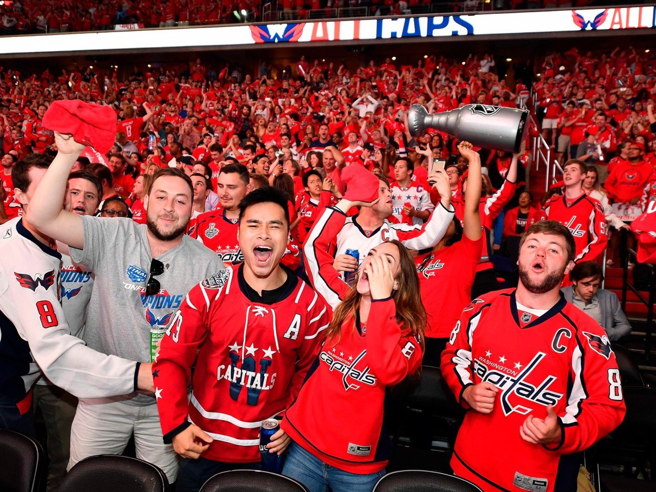 Fanoušci Washingtonu - GALERIE: Hokejisté Washingtonu vyhráli poprvé v historii Stanley Cup (4/5)