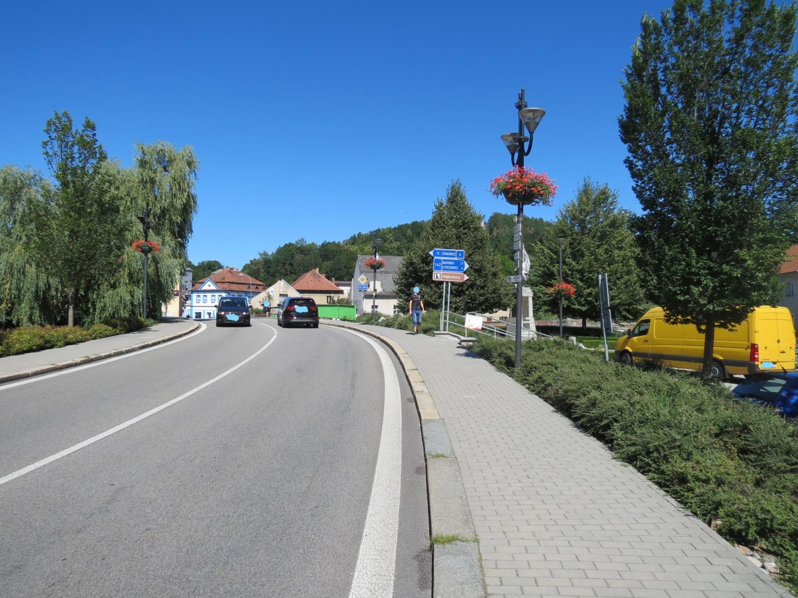 Řidička vjela na chodník a spadla do řeky - 3 - GALERIE: Žena neukočírovala SUV (3/4)