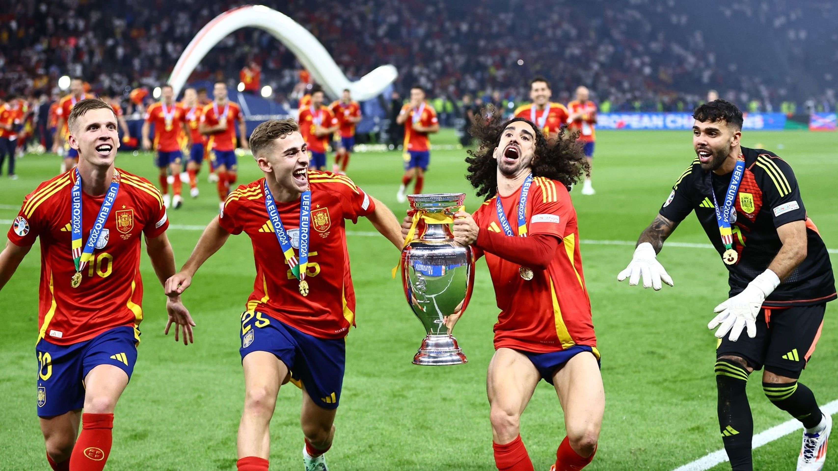 Španělské oslavy s trofejí - zleva Dani Olmo, Fermín López, Marc Cucurella a David Raya - Španělé ovládli fotbalové Euro (6/11)