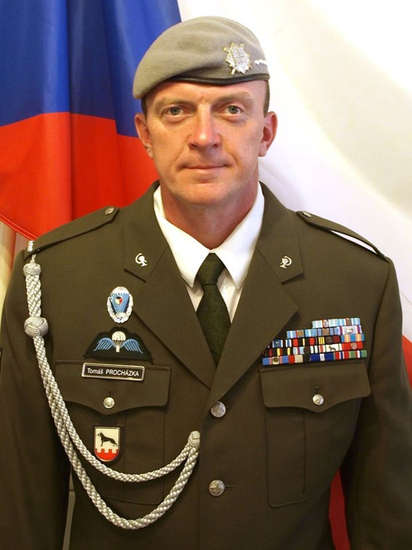 Voják, který zahynul při útoku v Afghánistánu - 3 - GALERIE: Armáda převezla tělo zabitého vojáka. Rakev provázel jeho pes (6/7)