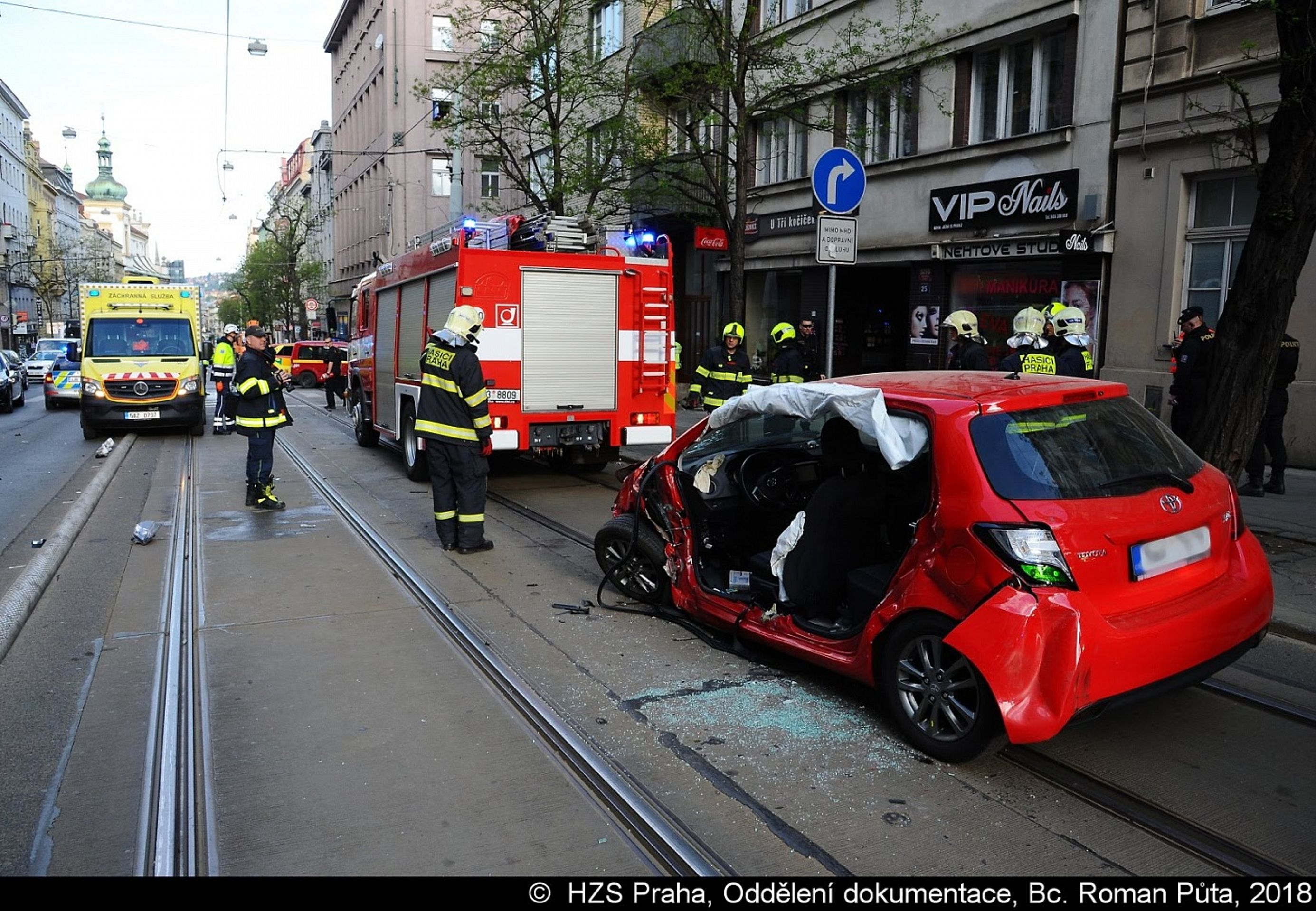 Nehoda policistů v Praze - GALERIE: Nehoda policejního auta v Praze (10/10)