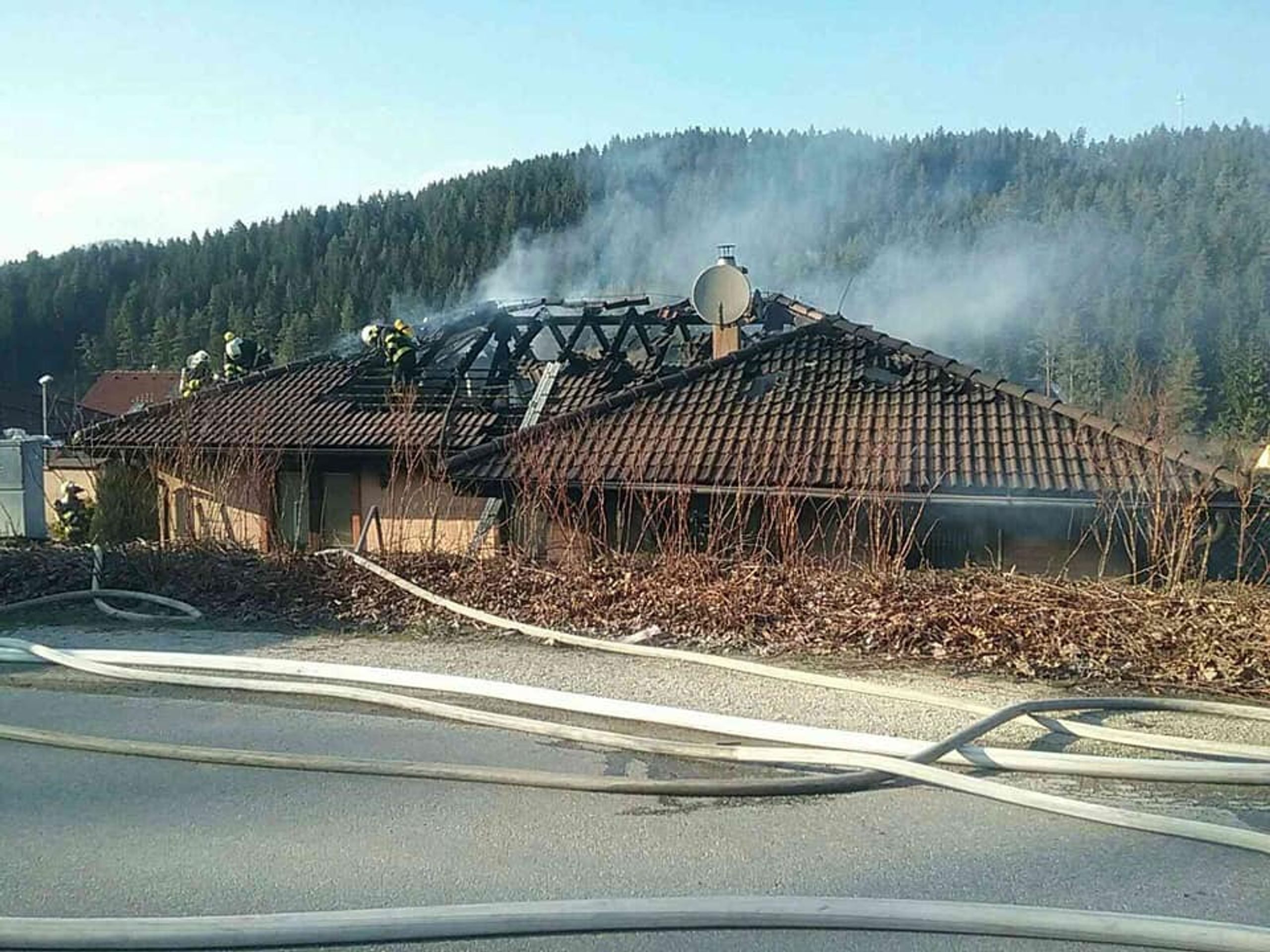 Požár rodinného domu v Žilině - 2 - GALERIE: Požár rodinného domu v Žilině (2/4)