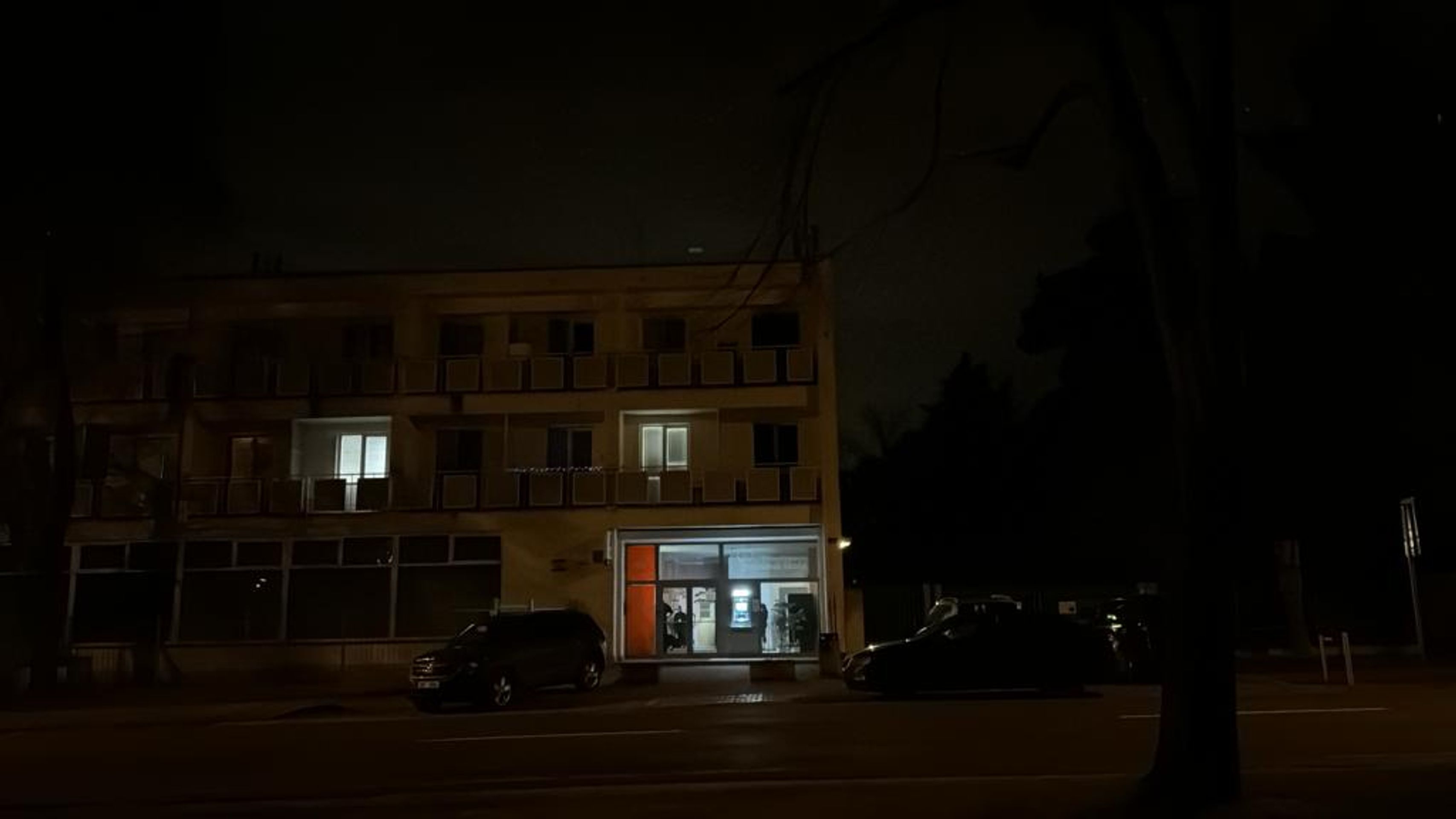 Razie v klánovické ubytovně pravděpodobně souvisí s páteční dvojnásobnou vraždou - Razie v klánovické ubytovně (2/4)