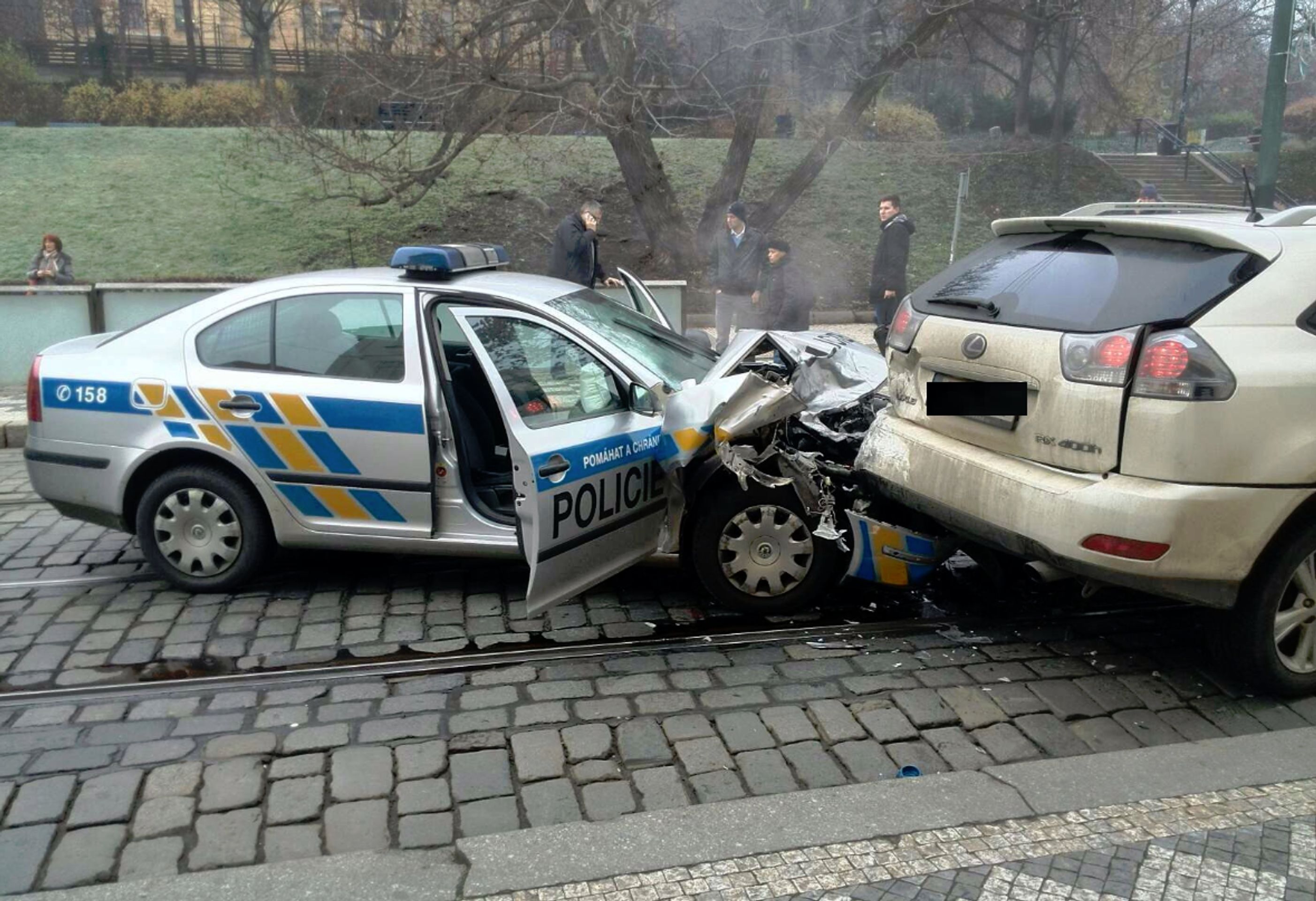 Nehoda v centru Prahy - GALERIE: Nehoda policejního auta, SUV a tramvaje (4/4)