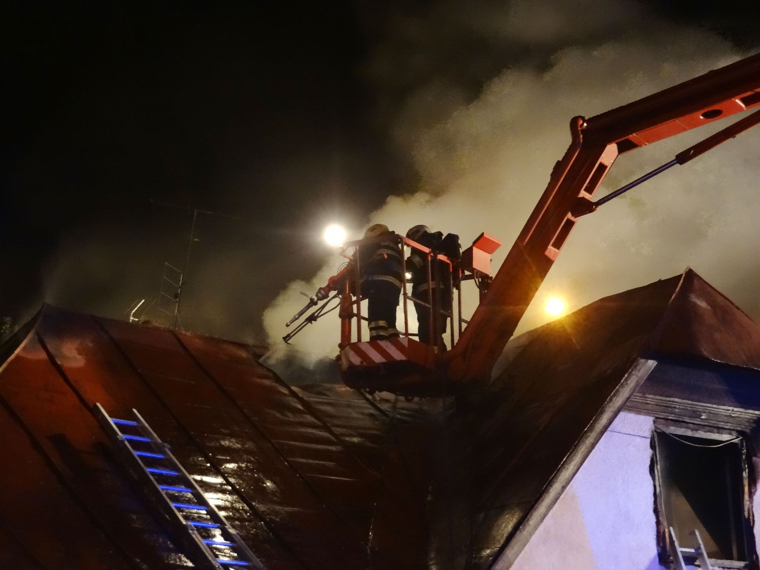 Požár domu v Mladé Boleslavi - GALERIE: POMSTA: Majitel vyhodil bezdomovce, dům mu vyhořel (2/5)