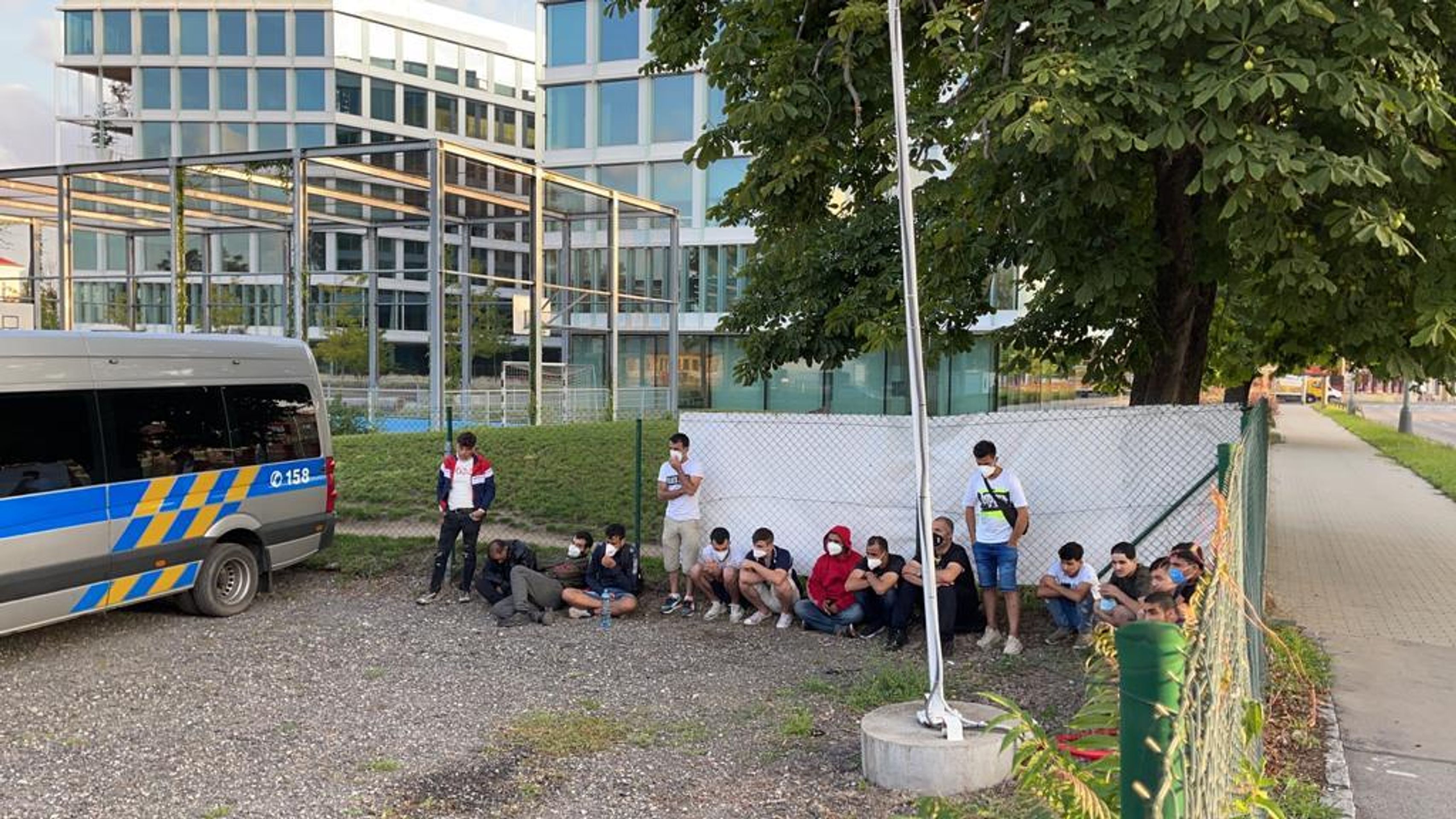 Dodávka s migranty ujížděla policii - 13 - GALERIE: Migranti utíkali před policií (14/26)