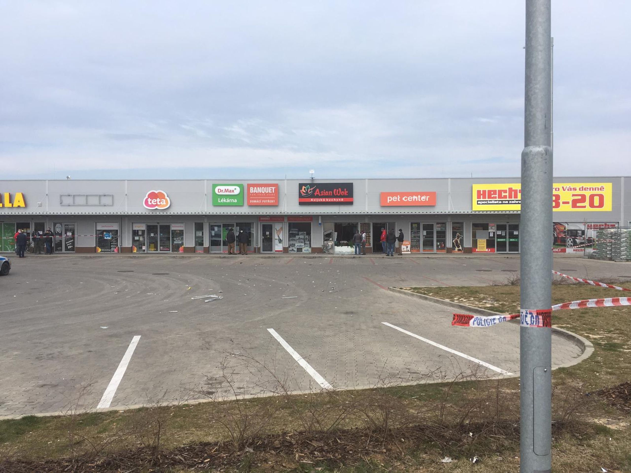 Krádež celého bankomatu v Šestajovicích - 3 - GALERIE: Zloději v Šestajovicích vytrhli celý bankomat ze zdi (3/4)