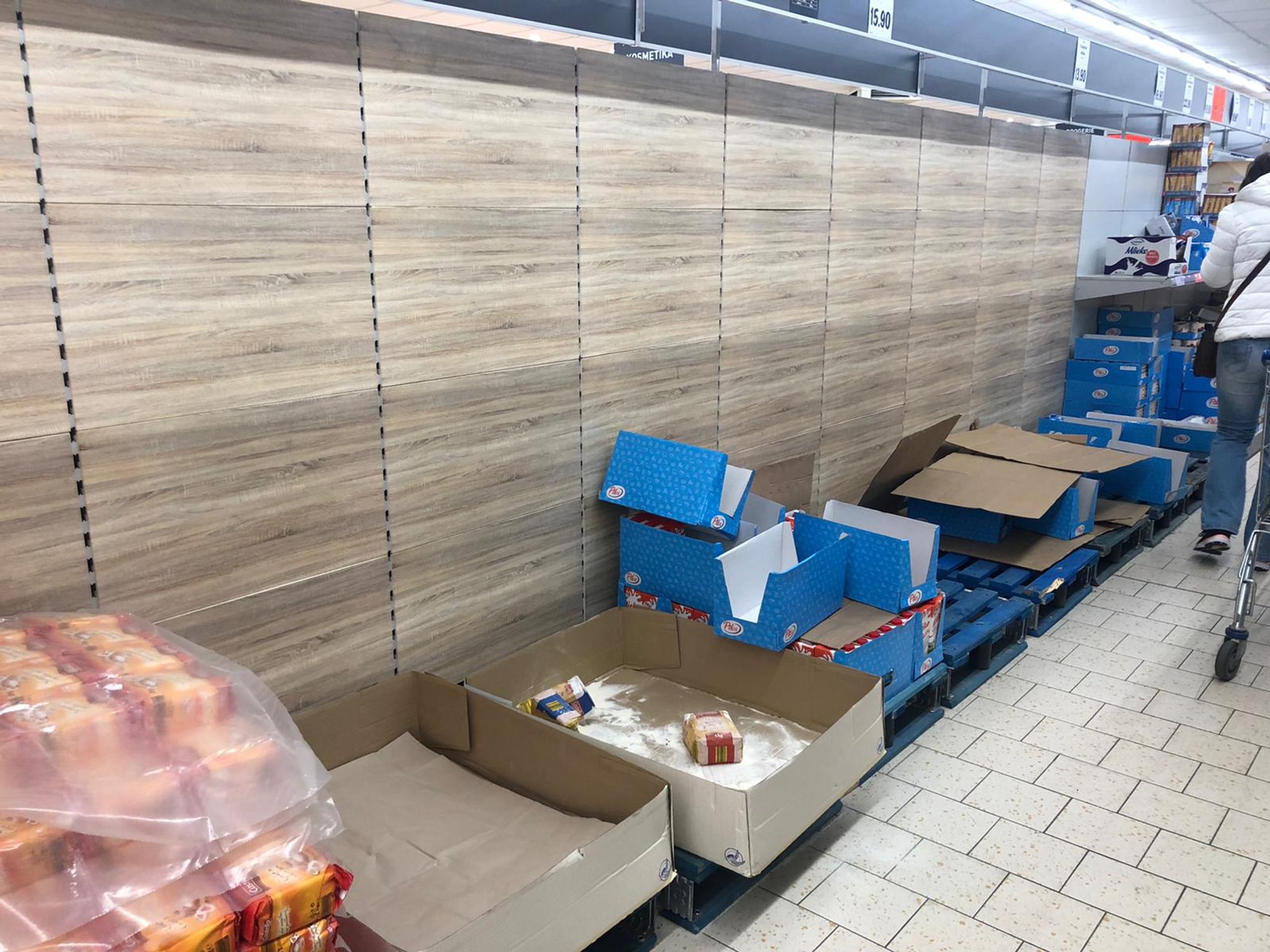 Prázdné regály v obchodech - Lidl Brno - GALERIE: Prázdné regály obchodů v ČR (5/12)