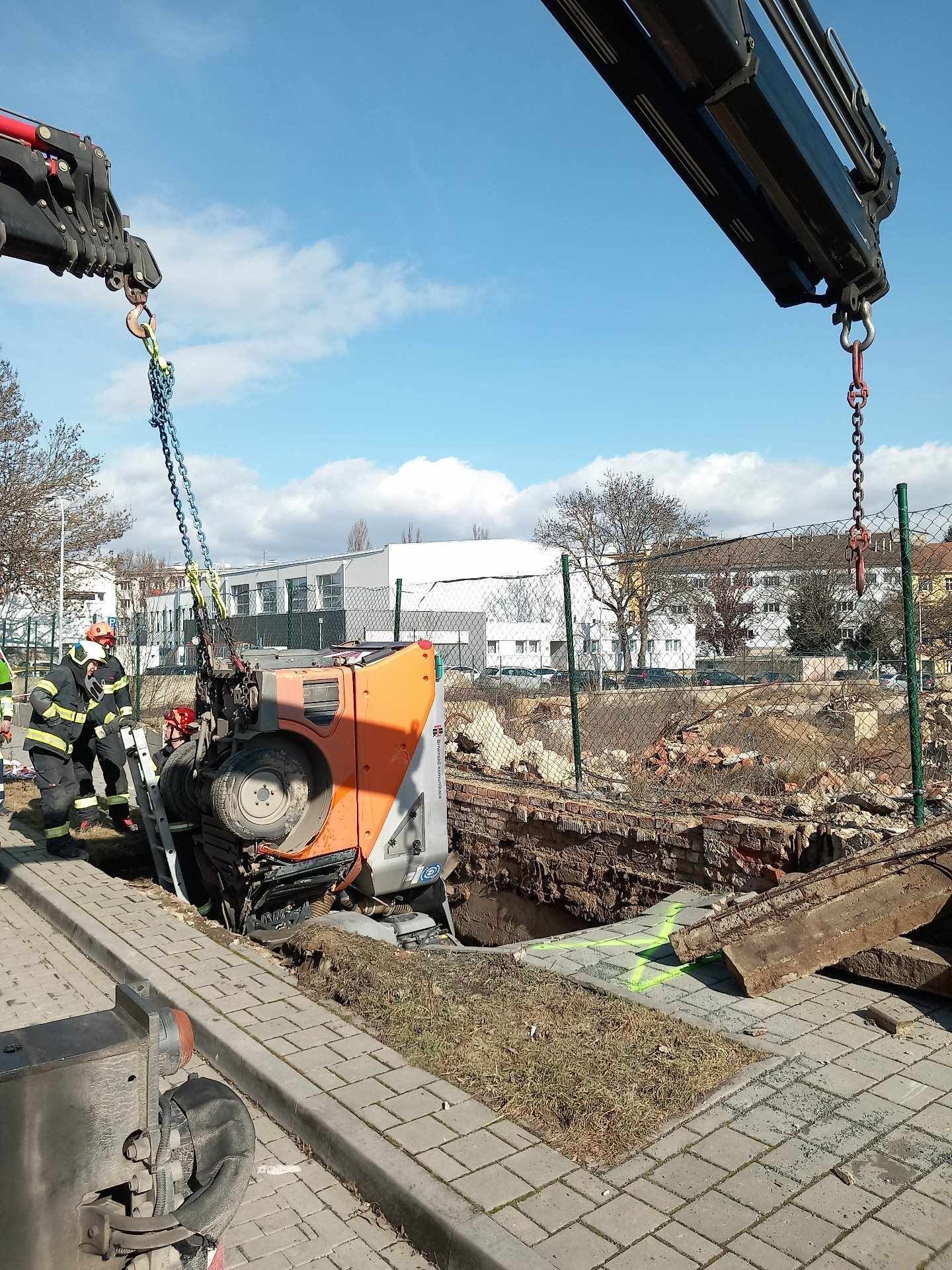 Vyprošťování zametacího vozu v Brně - Vyprošťování zametacího vozu v Brně (1/4)