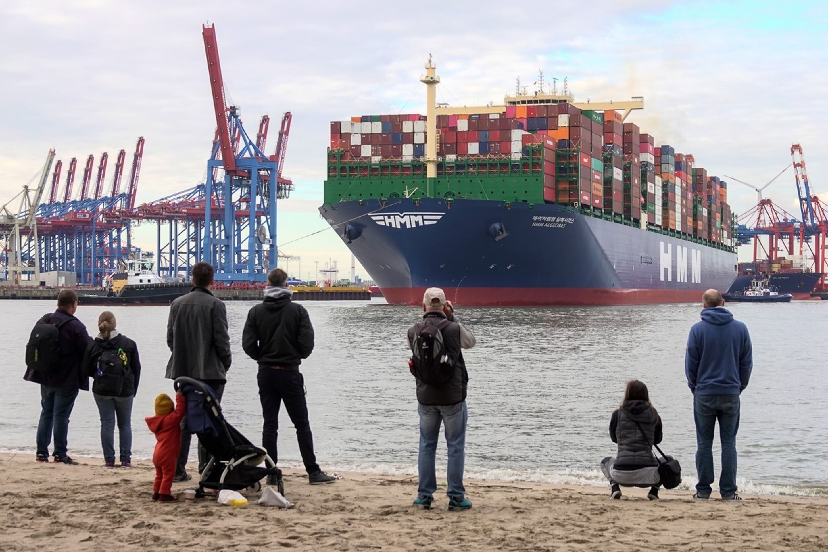 Největší kontejnerová loď světa HMM Algeciras připlula do Hamburku - 3 - GALERIE: Největší kontejnerová loď světa HMM Algeciras připlula do Hamburku (2/4)
