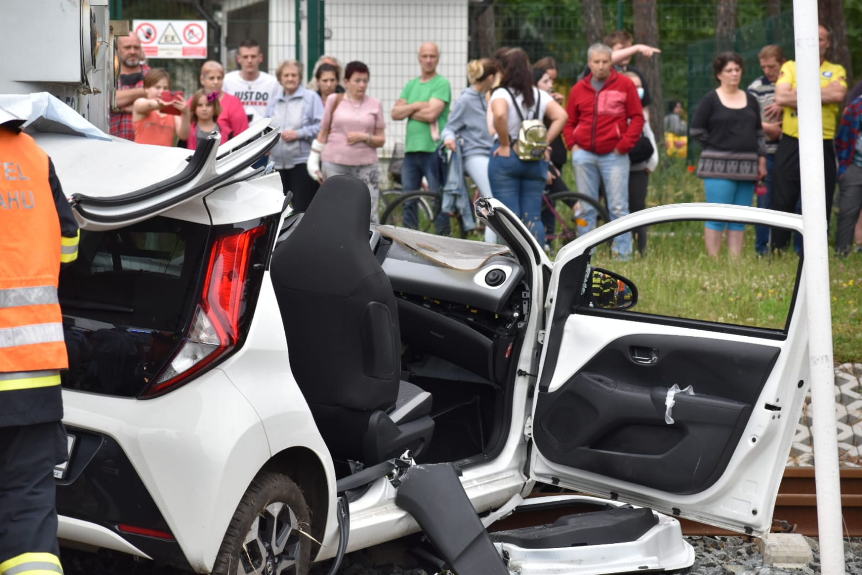 Řidičku museli ze zdemolovaného auta vystříhat hasiči. - GALERIE: Řidička vjela v Neratovicích pod vlak (2/5)