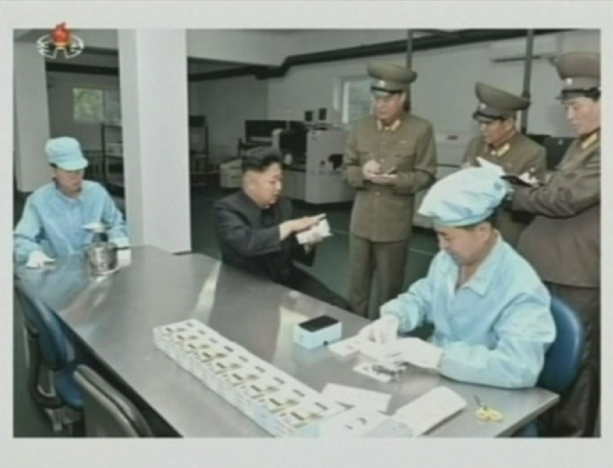 Kim Čong-un v údajné továrně na mobilní telefony - 4 - GALERIE: Kim Čong-un a nový korejský telefon z Číny (3/6)