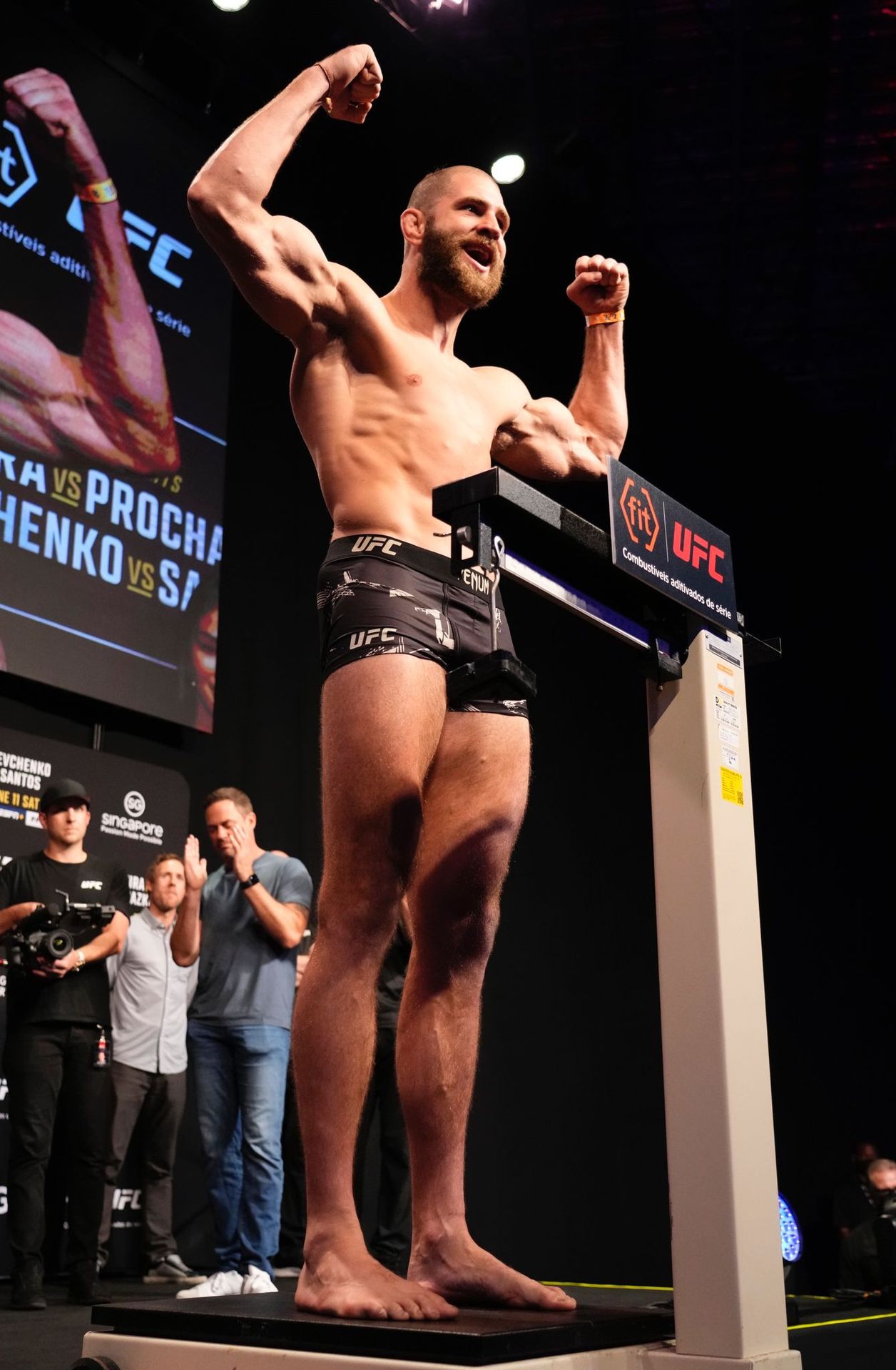 Jiří Procházka na vážení před titulovou bitvou - Jiří Procházka na vážení před titulovou bitvou (2/5)