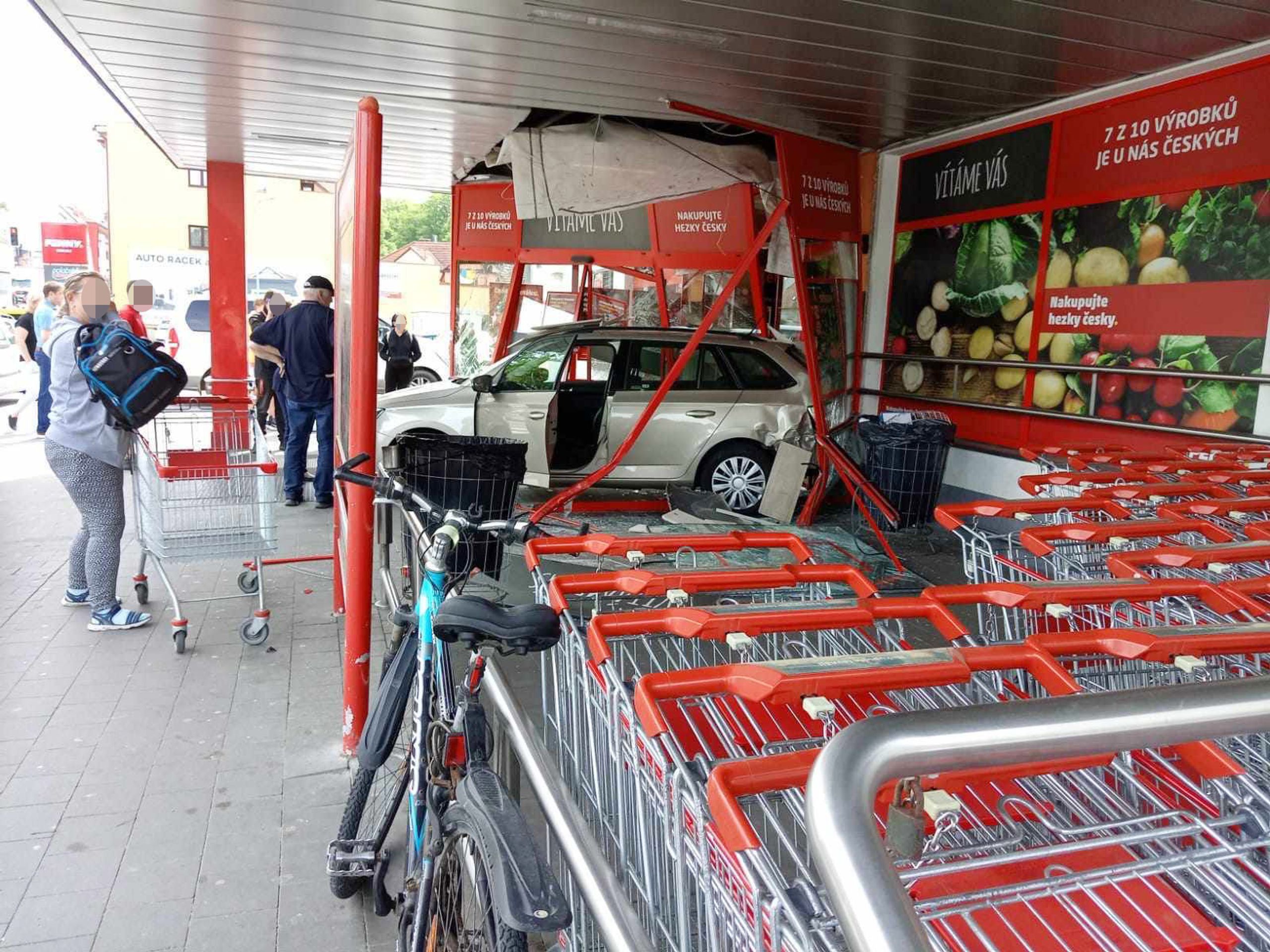 Osobní auto vjelo do vestibulu prodejny (2) - Dvě kuriózní dopravní nehody (1/8)