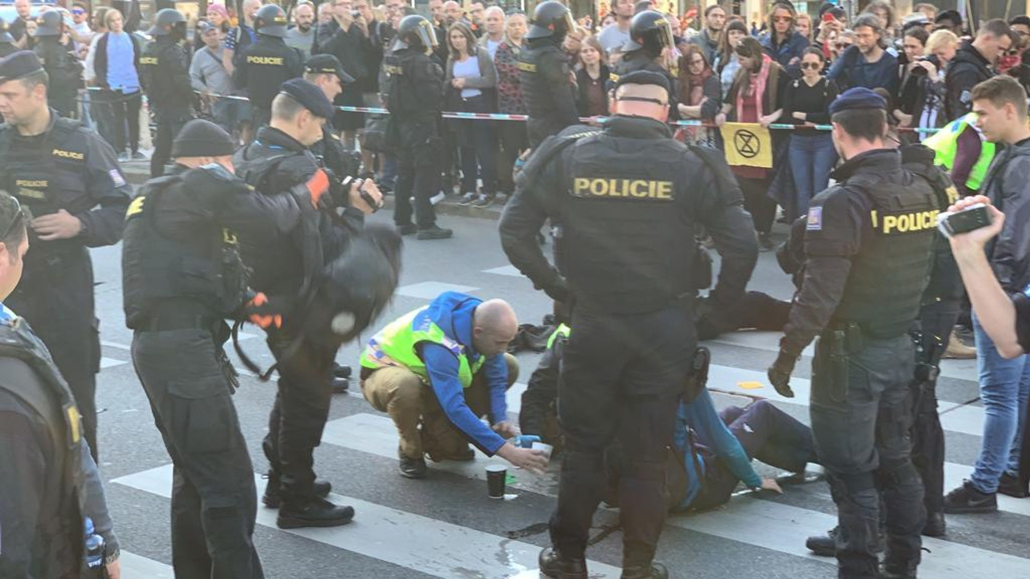 Demonstranti se k magistrále přilepili lepidlem - 4 - GALERIE: Demonstrace na magistrále v Praze (14/17)