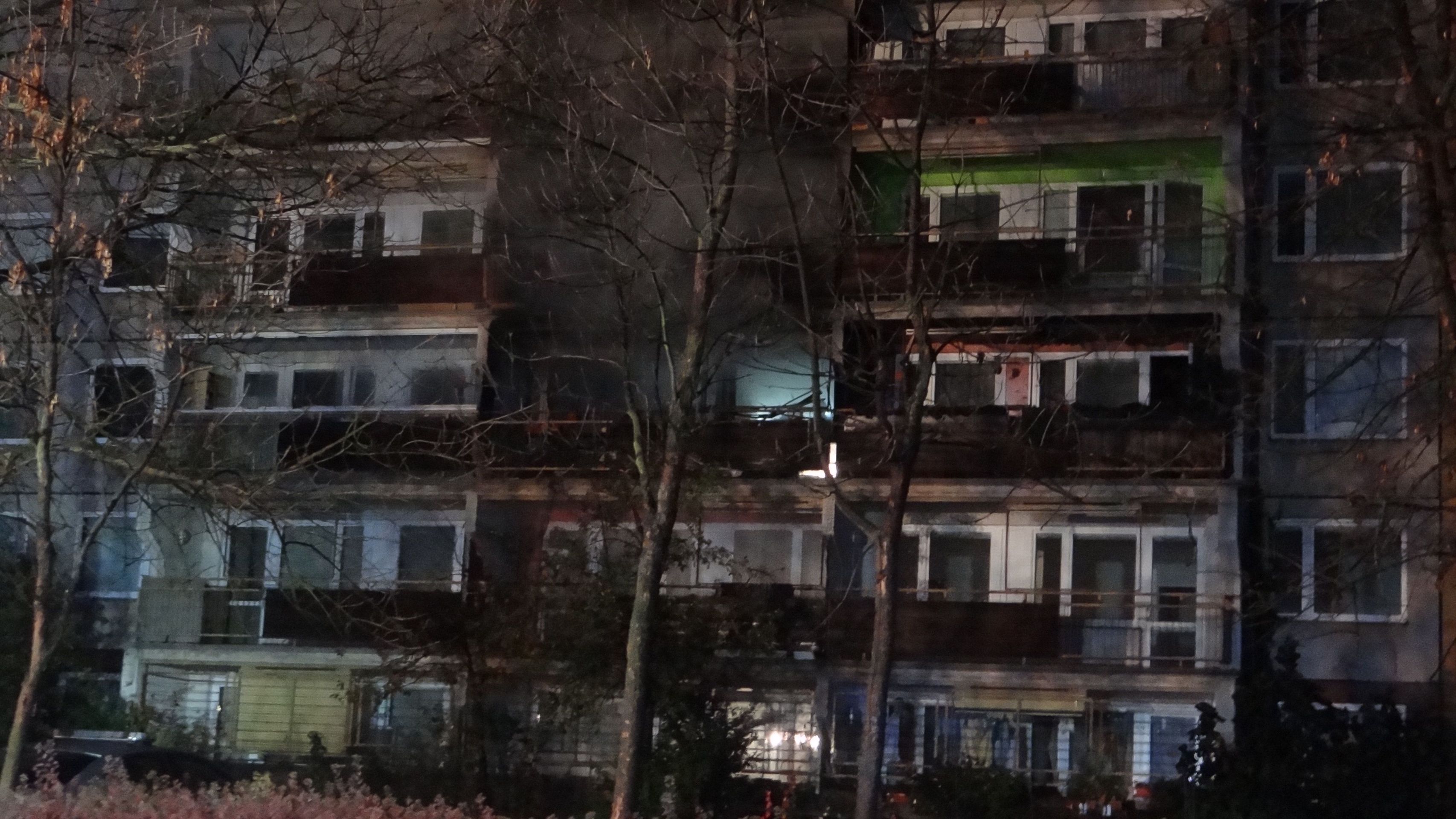 U požáru s náročnou evakuací zasahovalo pět hasičských jednotek - GALERIE: Požár v pečovatelském domě v Praze (3/19)