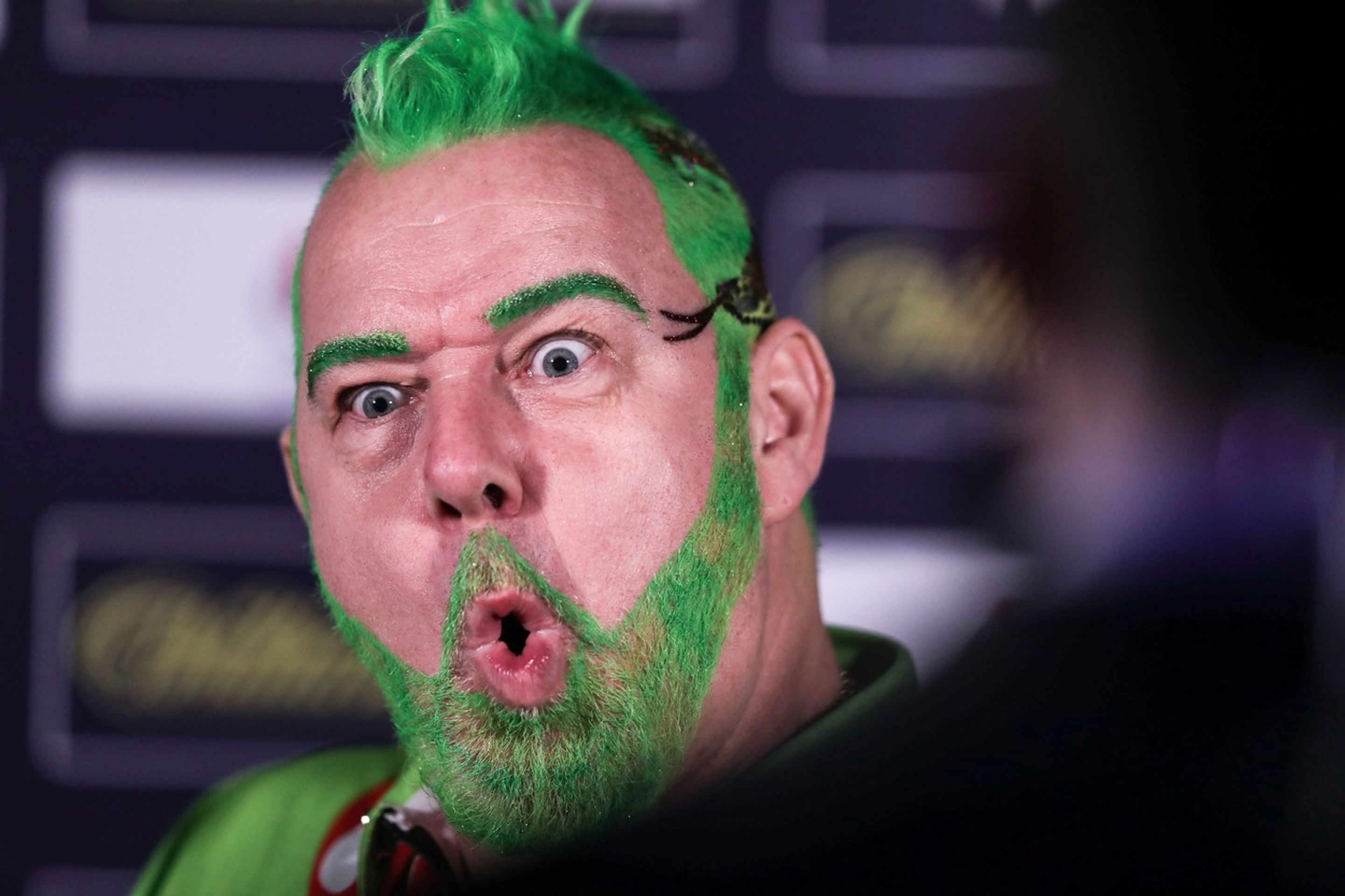 Peter Wright v kostýmu grinche - GALERIE: Wright se oblékl za grinche a zpestřil letošní šipkařské MS (4/9)