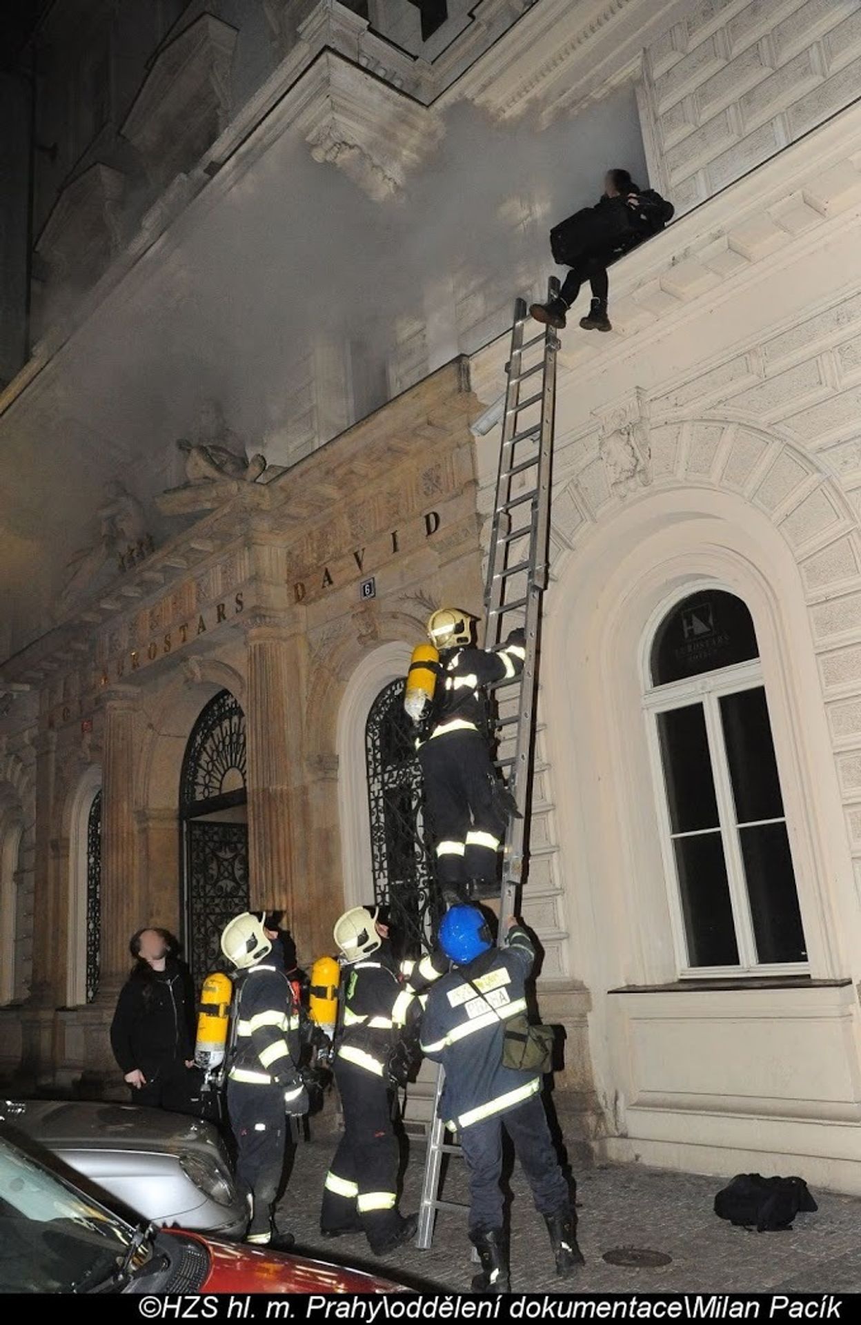 Při požáru hotelu v Praze zemřeli dva lidé - 1 - GALERIE: Požár hotelu v centru Prahy (33/33)