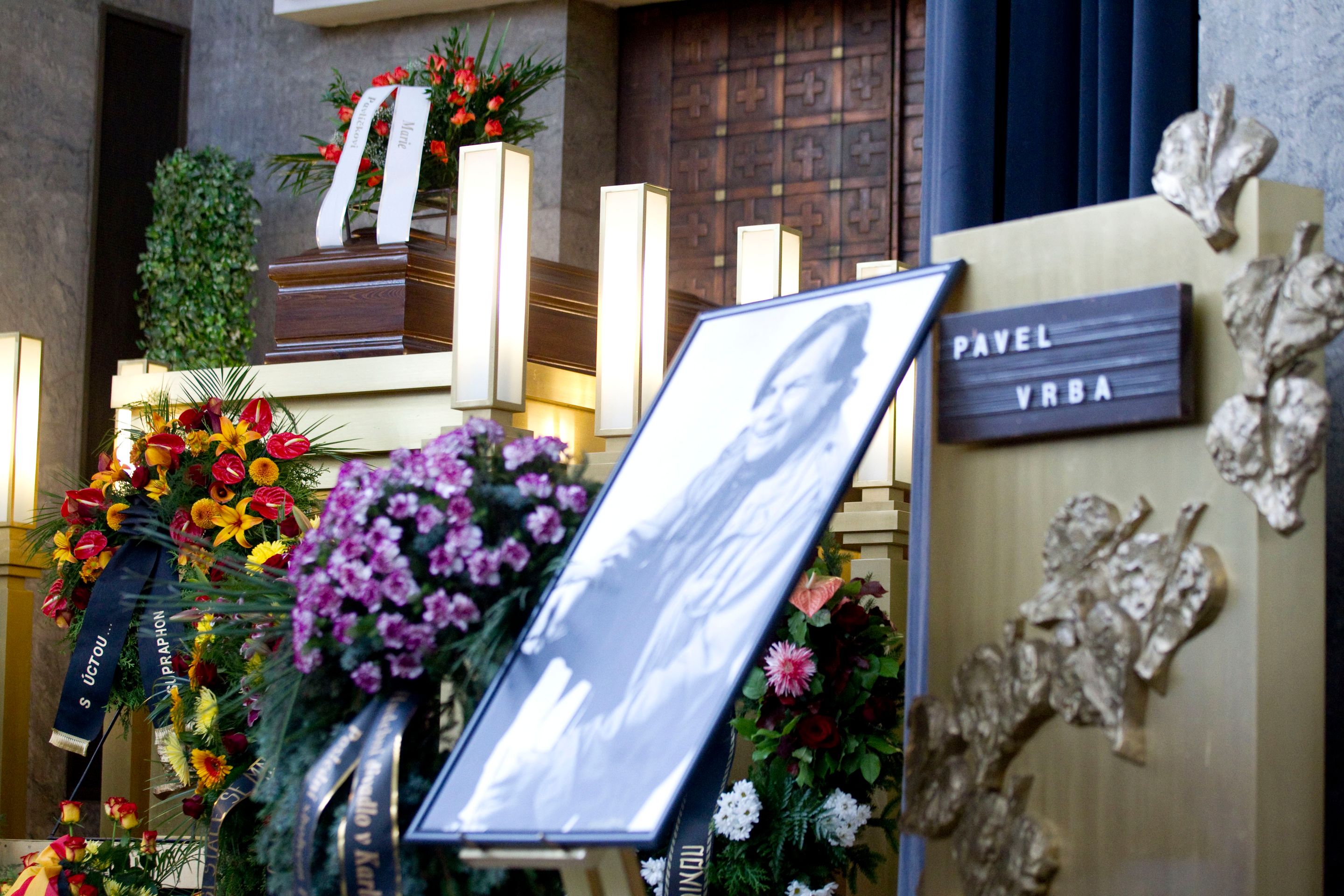Ve Krematoriu Strašnice v Praze se 15. září 2011 konalo poslední rozloučení s textařem a básníkem Pavlem Vrbou - 4 - GALERIE II: Ve Krematoriu Strašnice v Praze se 15. září 2011 konalo poslední rozloučení s textařem a básníkem Pavlem Vrbou (2/5)