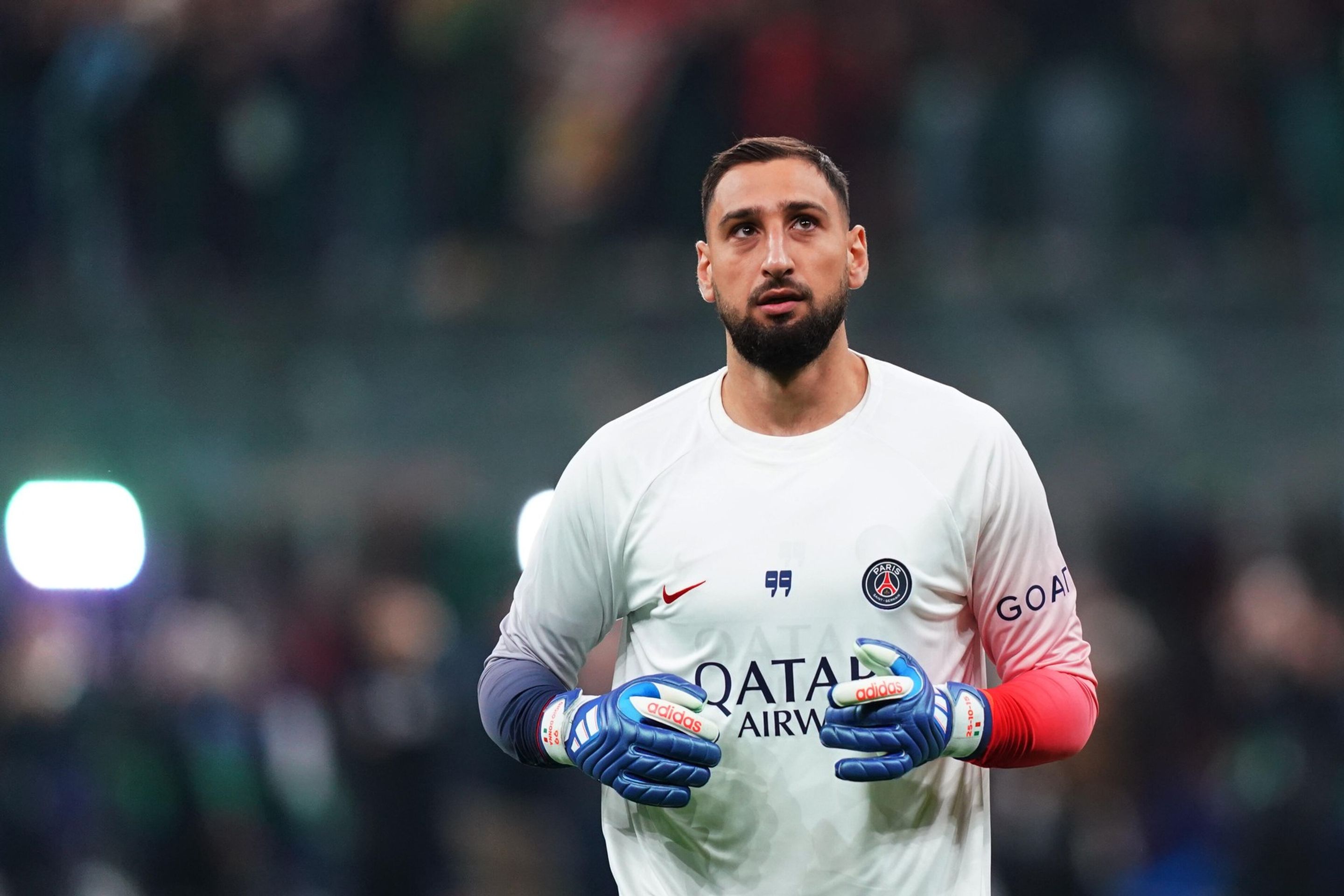 Gianluigi Donnarumma v dresu PSG - Fanoušci AC naházeli bankovky na hřiště (8/8)