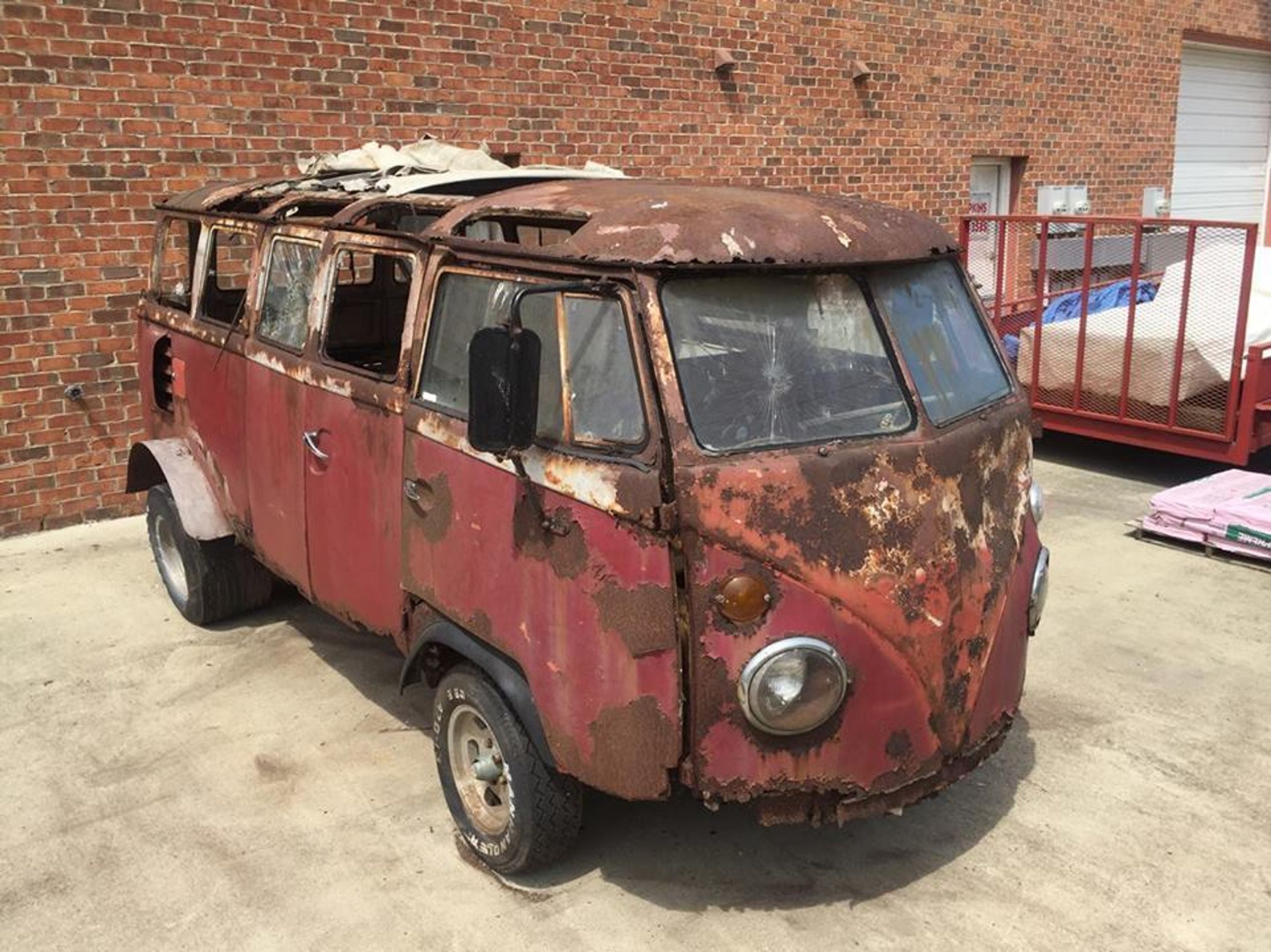 vrak - 40 - GALERIE: VW Bus - zrezlý šrot za stovky tisíc (5/22)